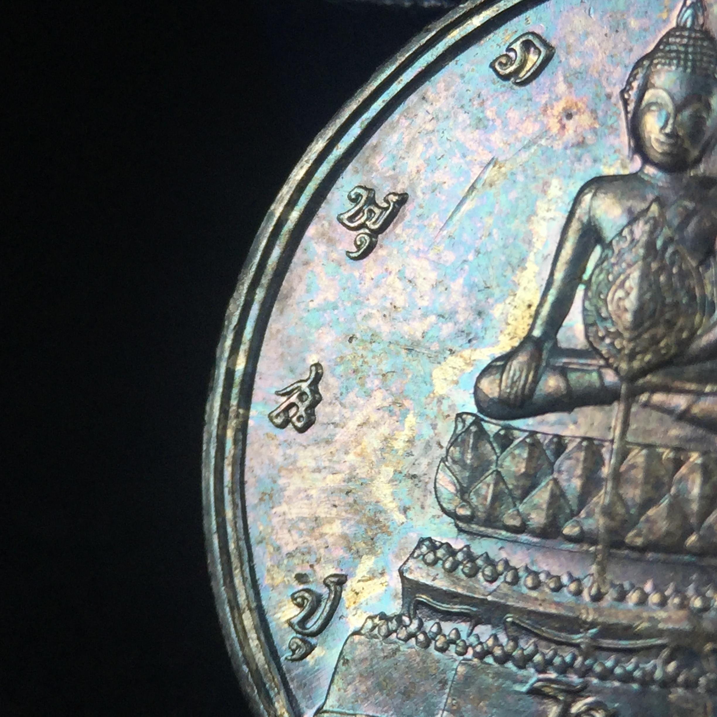 เหรียญพระชัยหลังช้าง ภปร. ครบ 5 รอบ ในหลวงรัชกาลที่9 พ.ศ.2530 พิมพ์เล็ก เนื้อเงิน(หนัก 2 สลึง)(สภาพผิวเดิมขึ้นสีรุ้งธรรมชาติสวยมาก)หายาก สภาพสวยเดิมพร้อมกล่องบรรจุเดิมครบสมบูรณ์(พิธีใหญ่ รุ่นยอดมนิยม)