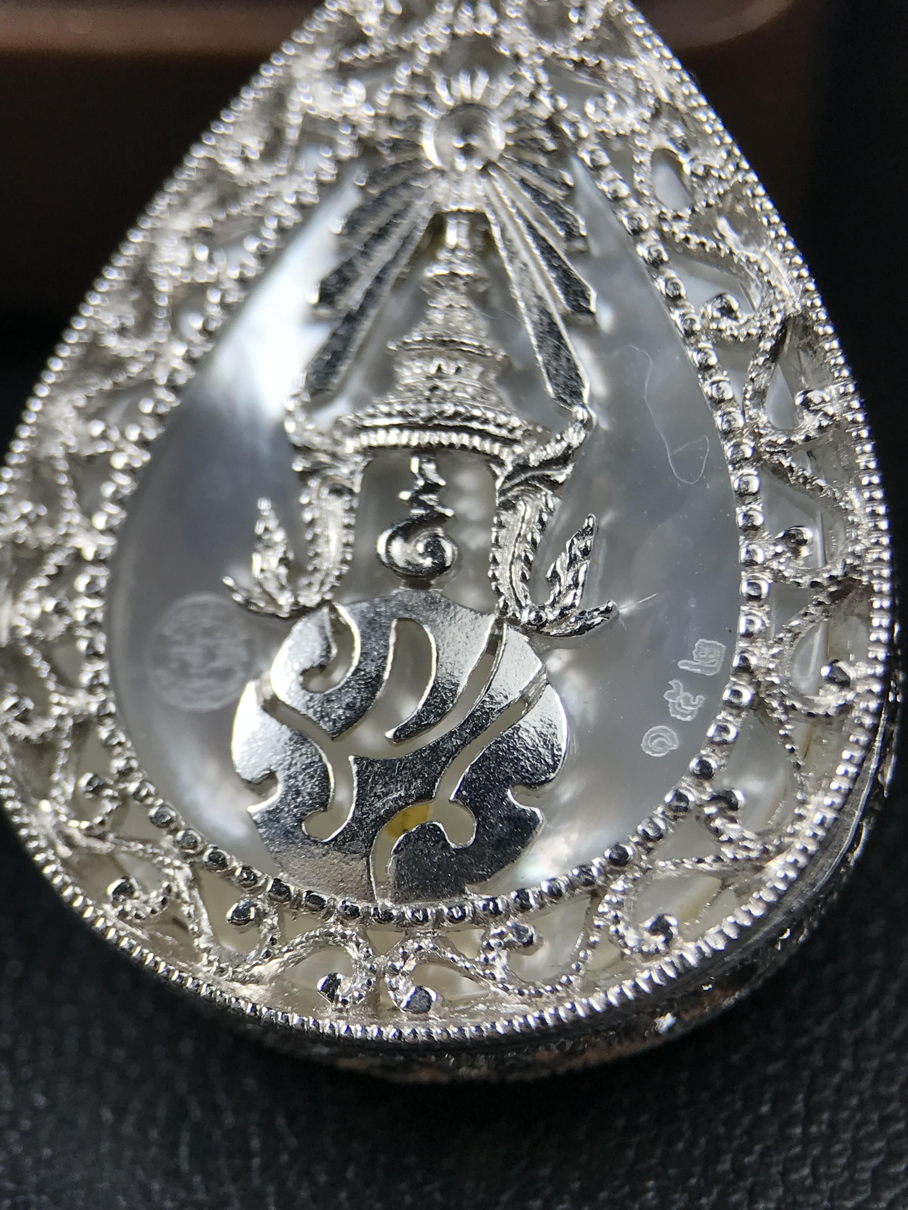 พระพุทธชินราช ภปร. โครงการ "เพราะแผ่นดินนี้ คือ แผ่นดินเกิด" ปี 2548(รุ่นแรก) เหรียญทรงหยดน้ำ ขนาด 21 x 31 มม. เนื้อเงินสามกษัตริย์ องค์พระชุบสามกษัตริย์ ล้อมด้วยกรอบเงินชุบทองคำขาวสลักเสลาเป็นลวดลายละเอียดอ่อน ส่วนพื้นองค์พระเป็นเปลือกหอยมุข