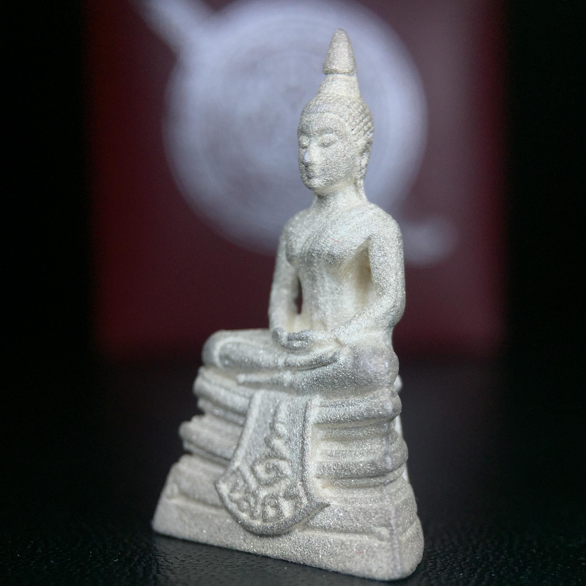 พระพุทธโสธร รุ่นประวติศาสตร์ 80 ปี กรมตำรวจ ปี 2538 เนื้อเงินประกายเพชร(เงินพ่นทราย)พิมพ์ใหญ่ 3.2 ซม. พร้อมกล่องบรรจุเดิม(พระดีพิธีใหญ่ รุ่นยอดนิยม)