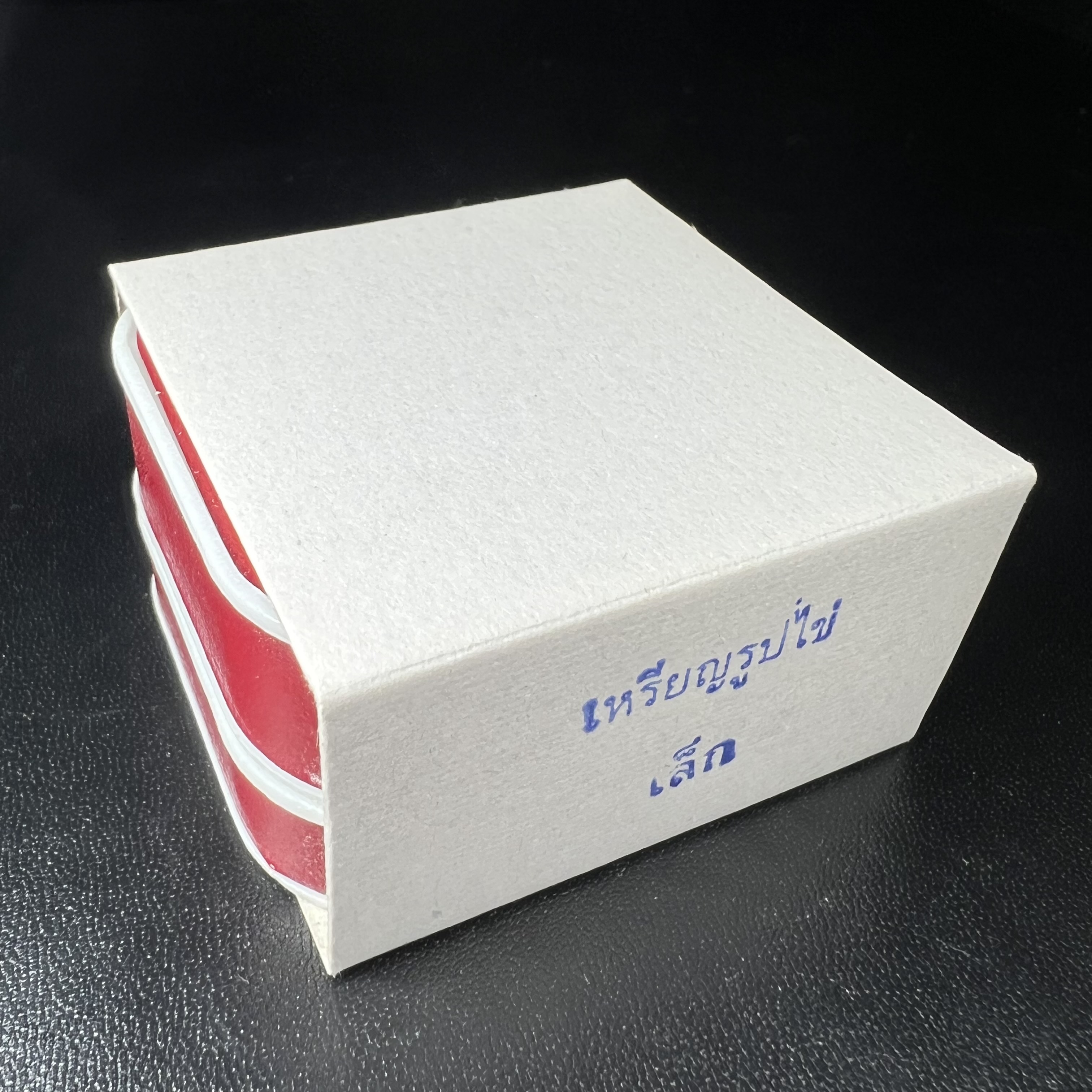 เหรียญหลวงพ่อทวด รุ่นมงคลบารมี วัดประสาทบุญญาวาส ปี 2545 เนื้อเงิน พิมพ์ทรงรูปไข่เล็ก(ขนาด 2.0*1.8 ซม.)ฉลุลายฉากพี้นหลังสีรุ้งสามมิติสวยงาม ตอกโค๊ตมีหมายเลข สภาพสวยซีนซองเดิมพร้อมกล่องบรรจุเดิมครบ***เดินทางปลอดภัยหลวงพ่อทวดคุ้มครอง****