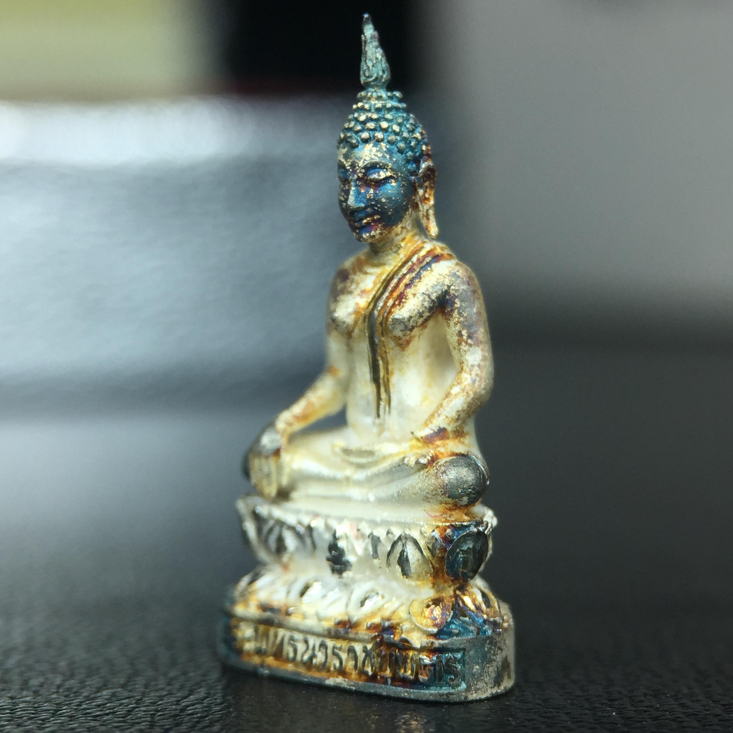 พระชัยวัฒน์พระพุทธนวราชบพิตร ครองสิริราชสมบัติครบ 50 ปี พ.ศ.2540 ขนาดสูง 1.9 ซม. เนื้อเงิน(ผิวเดิมๆขึ้นสีรุ้งธรรมชาติแบบนิยม(หายาก)สวย) พร้อมกล่องบรรจุเดิมครบสมบูรณ์ 1ใน 9500 องค์(พุทธนวราชบพิตร นิมิตรหมายแห่งความสามัคคี ด้วยไมตรีแห่งองค์พระภูมิพล)