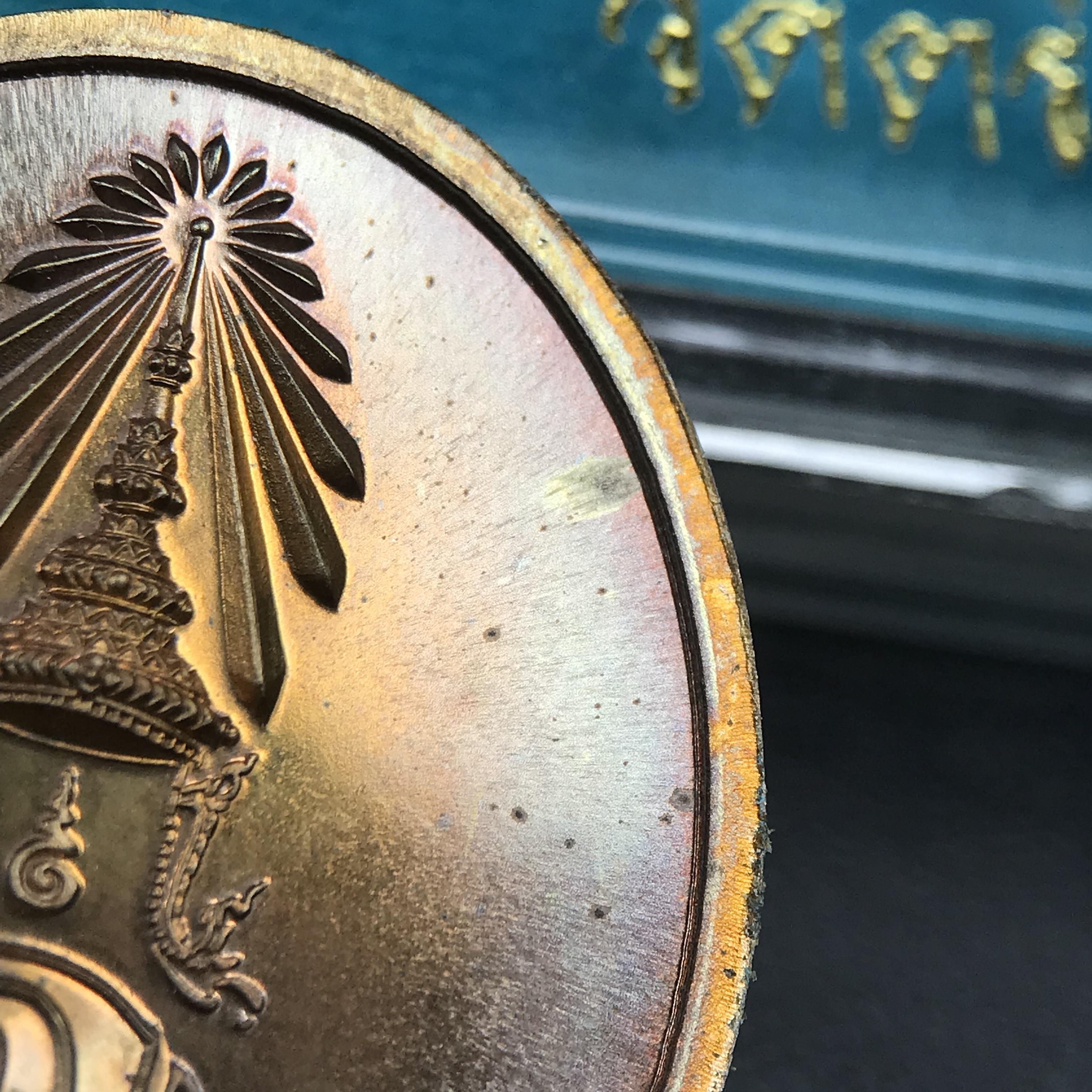 พระพุทธนวราชบพิตร ภปร. ที่ระลึก 7รอบ 84พรรษา ในหลวงรัชกาลที่ 9 วัดตรีทศเทพ จัดสร้าง พ.ศ. 2554 เหรียญเนื้อนวโลหะสภาพสวยกล่องเดิมครบ ตอกโค๊ตและหมายเลข ๓๑๑ (1 ใน 999 เหรียญ)หายากพบเจอน้อยมาก***นิมิตหมายแห่งคุณพระรัตนตรัย และความผูกพันระหว่างพระมหากษัตริย์กับ