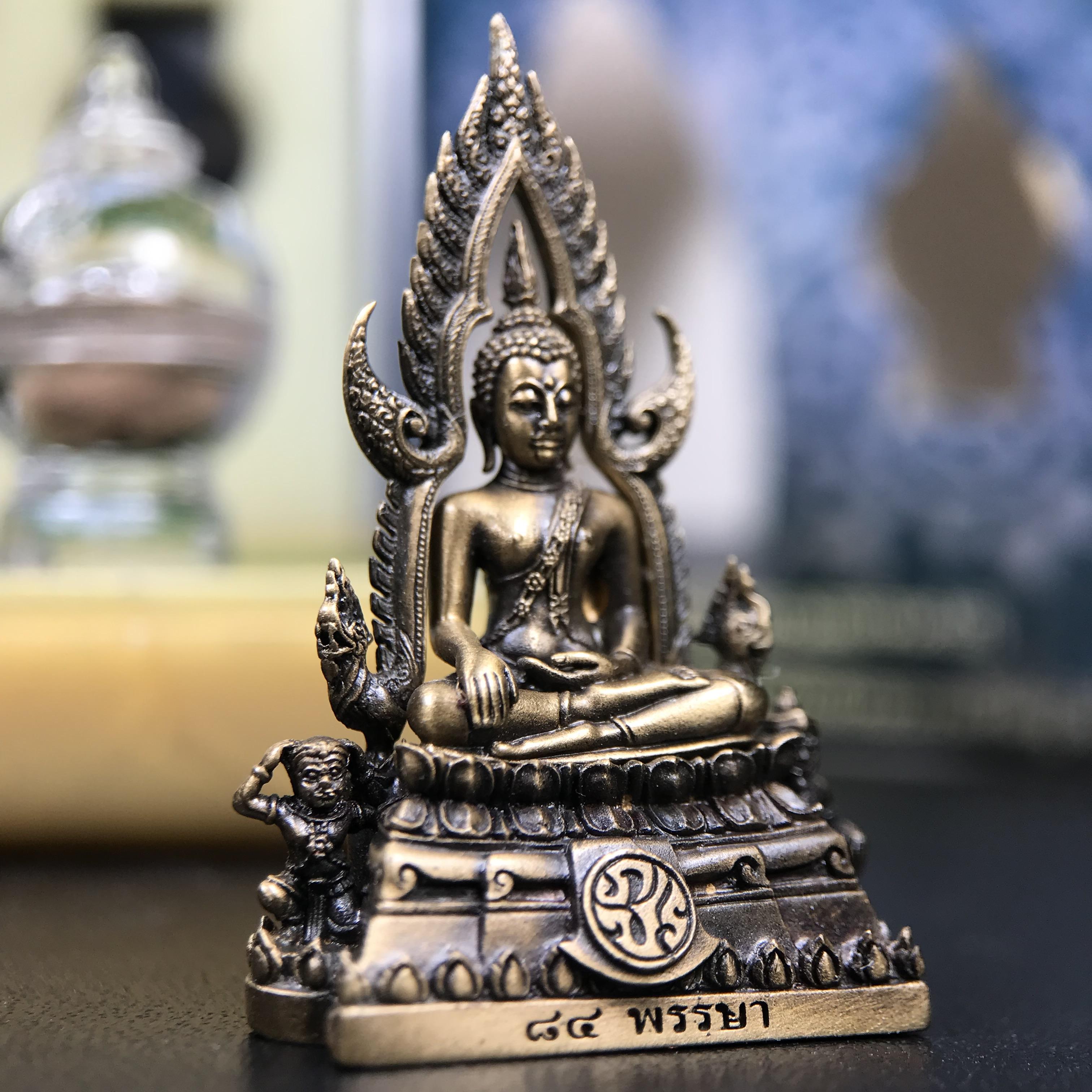 พระพุทธชินราช ภปร. 84 พรรษา ปี 2554 เนื้อบรอนซ์รมดำซาติน พิมพ์กลางขนาดหน้าตัก 1/2 นิ้ว(พระราชทานมวลสาร จิตรลดาและเส้นพระเจ้า(เส้นผม)รัชกาลที่9)พุทธศิลป์ทรงคุณค่าอีกหนึ่งรุ่นยอดนิยม(หมายเลข ๒๓๓๔))