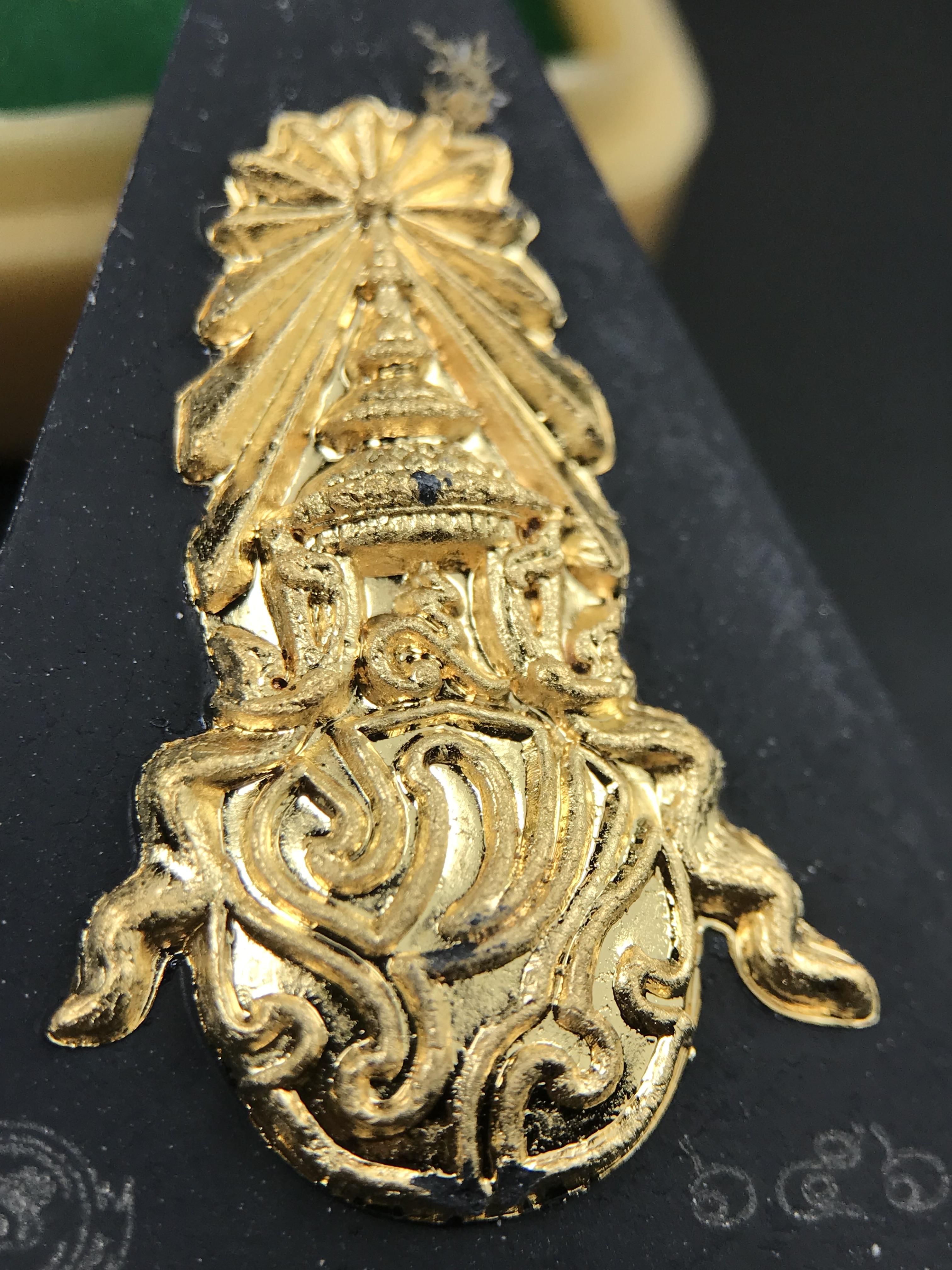 พระพุทธชินราช(จำลอง)ภปร. 84พรรษา เนื้อผงปิดทองด้านหน้า หลัง ภ.ป.ร. ยิงทอง(พระราชทานมวลสาร จิตรลดาและเส้นพระเจ้า ร.9(เส้นผม))ทรงคุณค่าอีกหนึ่งรุ่นยอดนิยม