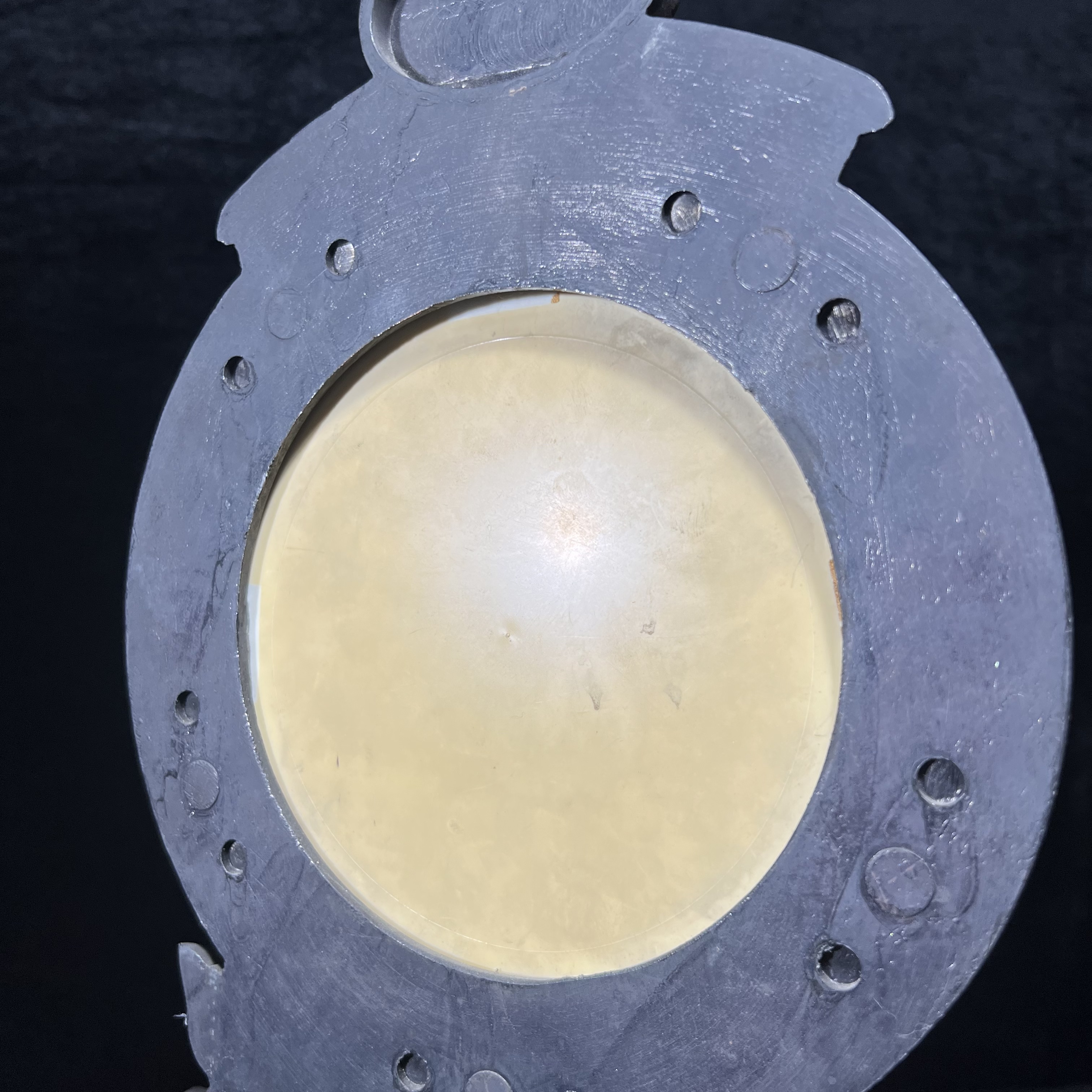 แผ่นโล่พระพิมพ์พระพุทธชินราชขนาดบูชา(กรรมการ) จำลองในแบบคล้ายนวโลหะเนื้อรีจิท พร้อมฐานโลหะกรอบซุ้มลายกนก ขนาดบูชาสูง13*8.5 นิ้ว วัตถุมงคลคุ้มเกล้าฯ มหามงคล รัชกาลที่ 9 จัดสร้างปี 2527 พิธีใหญ่ ยอดนิยมหายาก(พบเจอน้อยมาก)