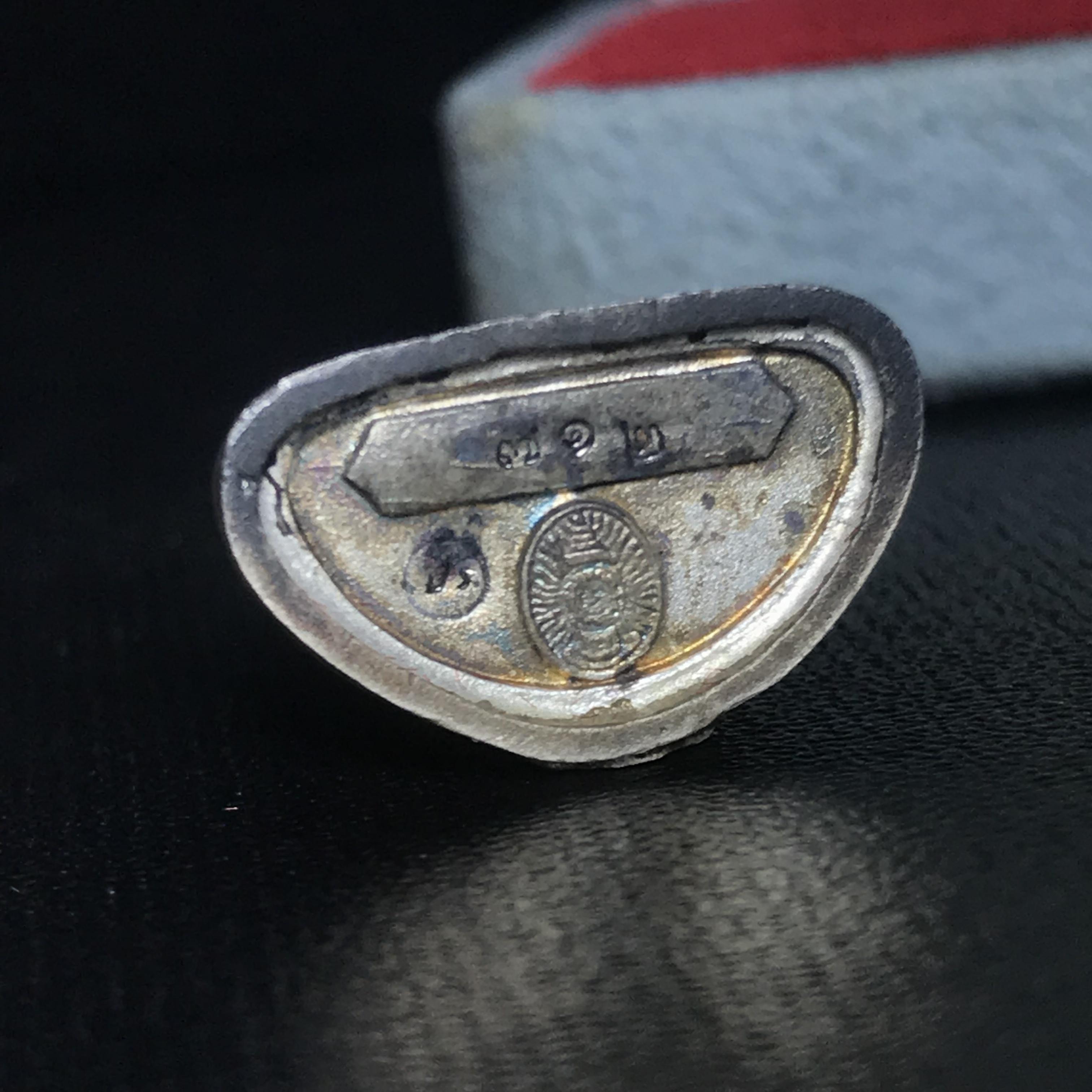 พระกริ่งพระพุทธนวราชบพิตร ครองสิริราชสมบัติครบ 50 ปี พ.ศ.2540 ชุดพระราชทาน(หายาก)เนื้อเงินผิวเดิมขึ้นสีรุ้งแบบนิยม