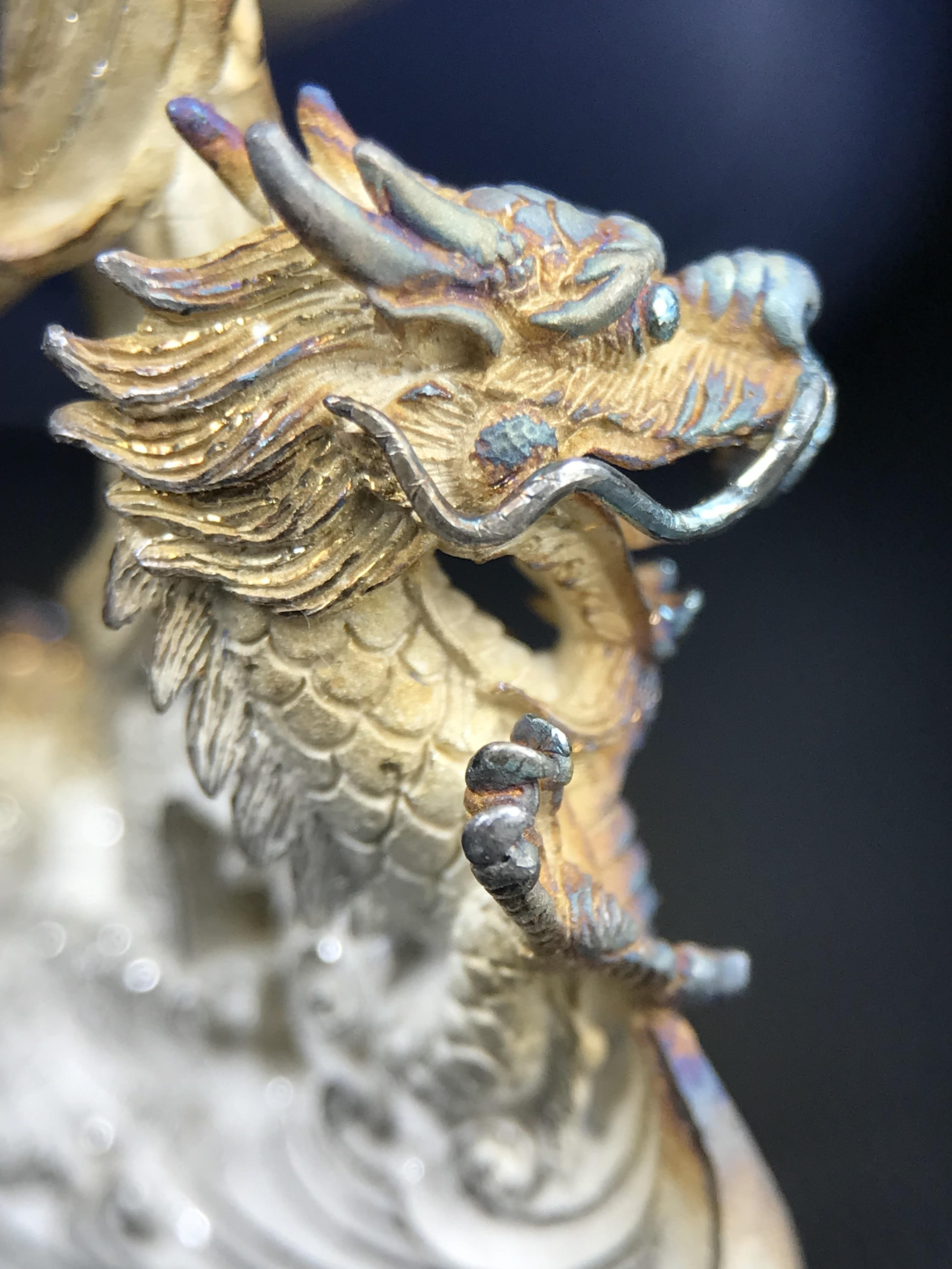 รูปหล่อลอยองค์พระโพธิสัตว์กวนอิม ทรงประทับมังกร จ.ระนอง ปี 2539 เนื้อเงิน พิมพ์ใหญ่(ผิวรุ้งไฟ)(สภาพผิวเดิมขึ้นสีรุ้งธรรมชาติสวยแบบนิยม)(เสน่ห์พระเนื้อเงินสีสันที่ธรรมชาติสรรค์สร้าง)เฉลิมฉลองในวโรกาสที่พระบาทสมเด็จพระเจ้าอยู่หัวทรงครองสิริราชสมบัติครบ50ปี