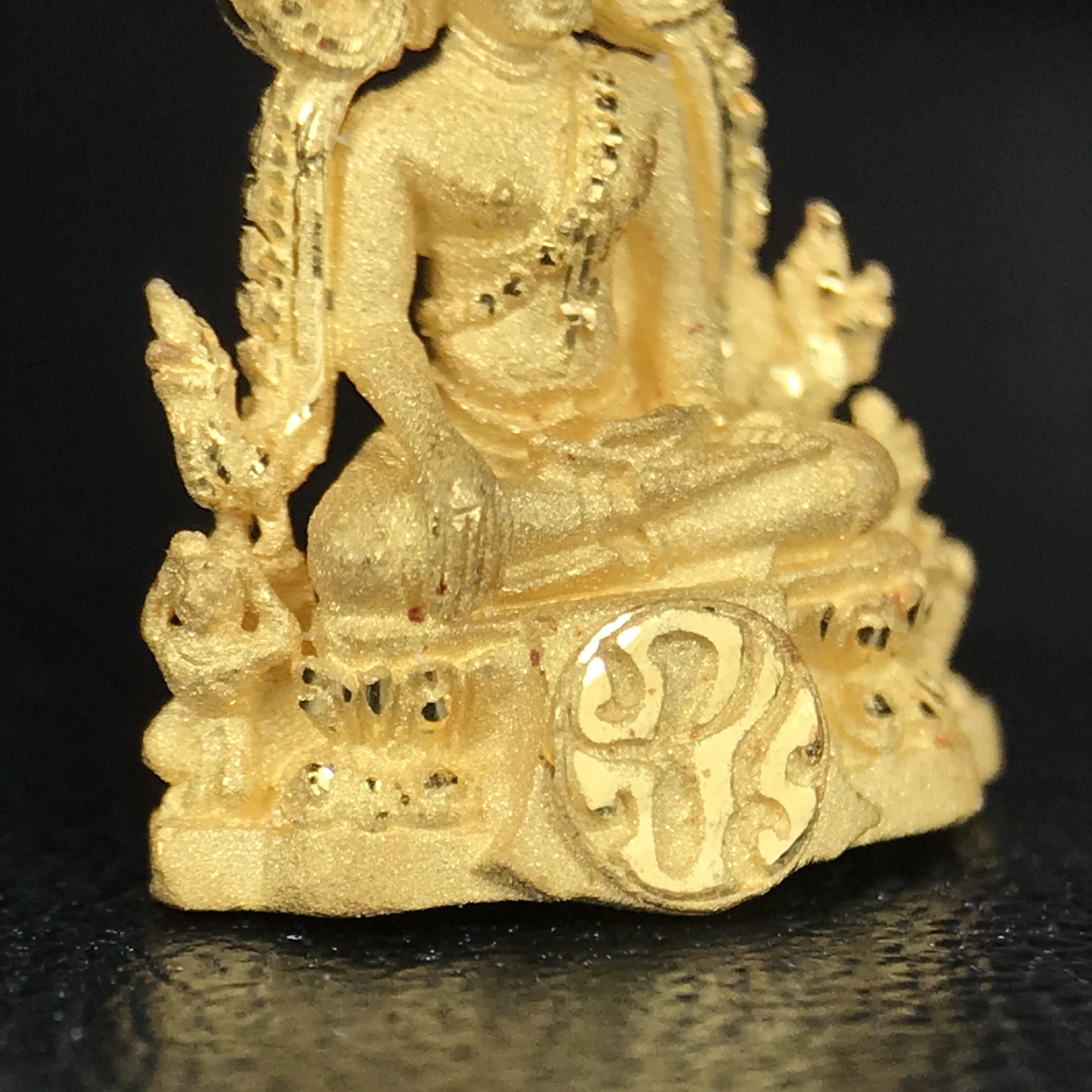 พระพุทธชินราช ภปร. โครงการ "เพราะแผ่นดินนี้ คือ แผ่นดินเกิด" ปี 2548(รุ่นแรก) ลอยองค์เนื้อทองคำบริสุทธิ์ 96.5% (น้ำหนัก 2.5 กรัม) หน้าตัก 1/4 นิ้ว (ขนาด 1.6 x1.1 ซม.) พุทธศิลป์งดงามทรงคุณค่า รุ่นยอดนิยม