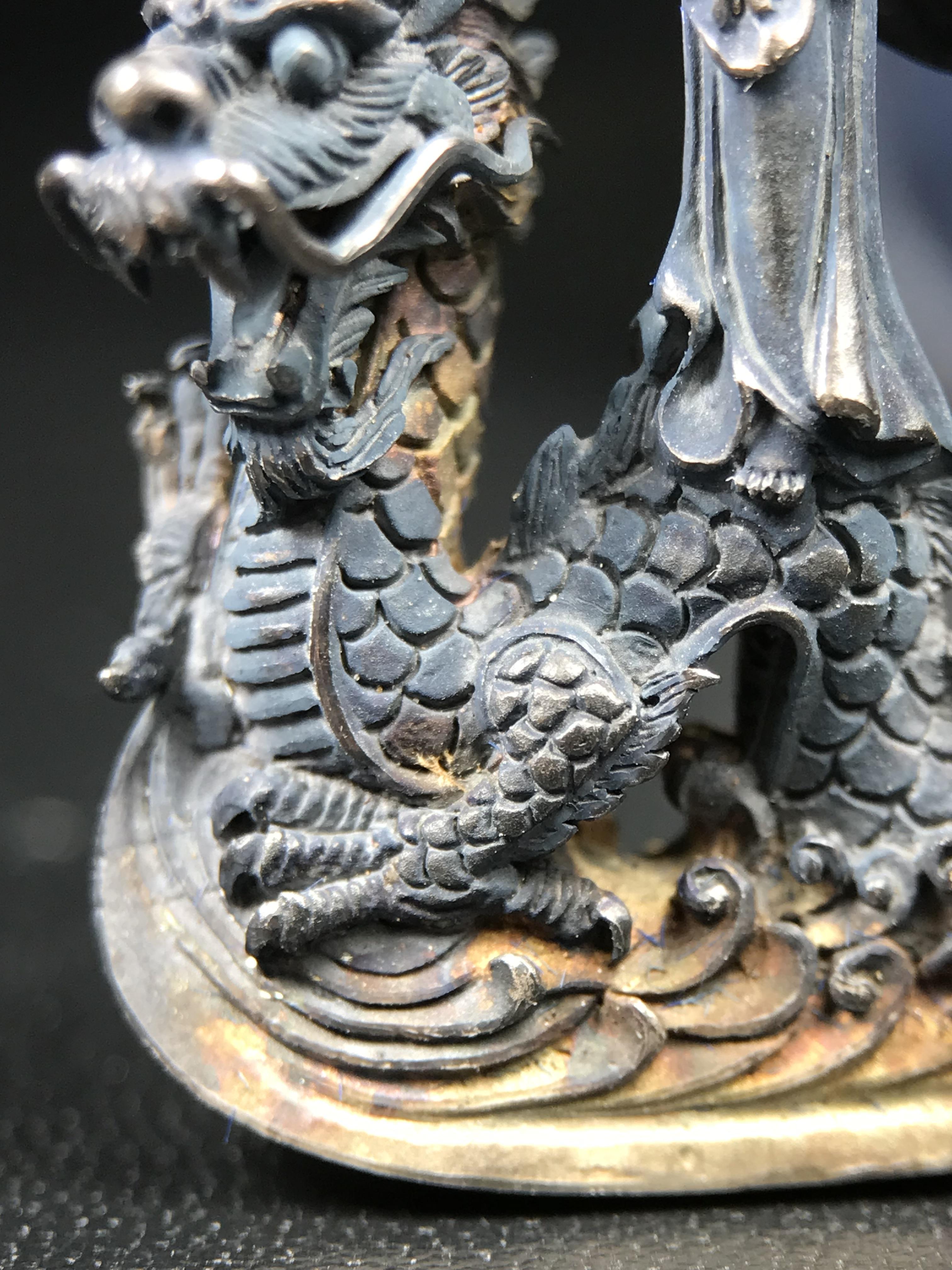 รูปหล่อลอยองค์พระโพธิสัตว์กวนอิม ทรงประทับมังกร จ.ระนอง ปี 2539 เนื้อเงิน พิมพ์ใหญ่(ผิวกลับดำทูโทนเข้มขลังสวยงามมีเสน่ห์)(สภาพผิวเดิม)(เสน่ห์พระเนื้อเงินสีสันที่ธรรมชาติสรรค์สร้าง)เฉลิมฉลองในวโรกาสที่พระบาทสมเด็จพระเจ้าอยู่หัวทรงครองสิริราชสมบัติครบ50ปี