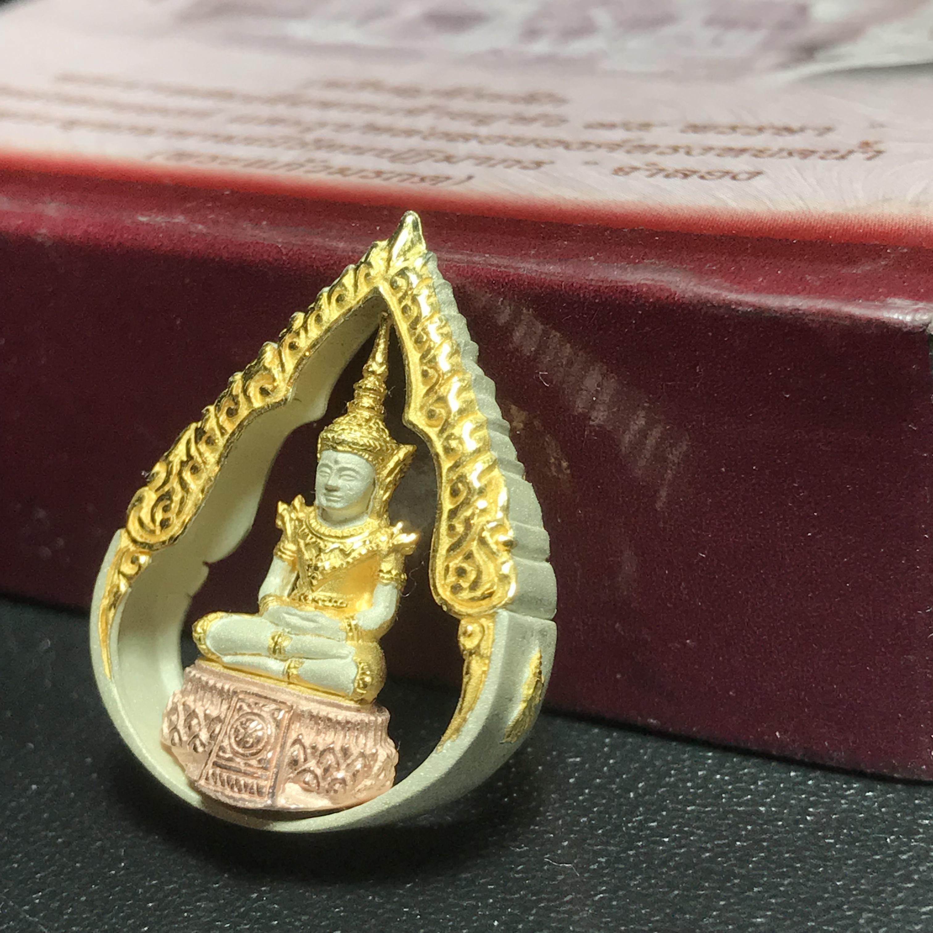 พระแก้วมรกต ภปร.(รุ่นแรก) ปี2545 รุ่นฉลองกรุงรัตนโกสินทร์ครบ 220 ปี พิมพ์ลอยองค์ทรงหยดน้ำ เนื้อเงิน3กษัตริย์