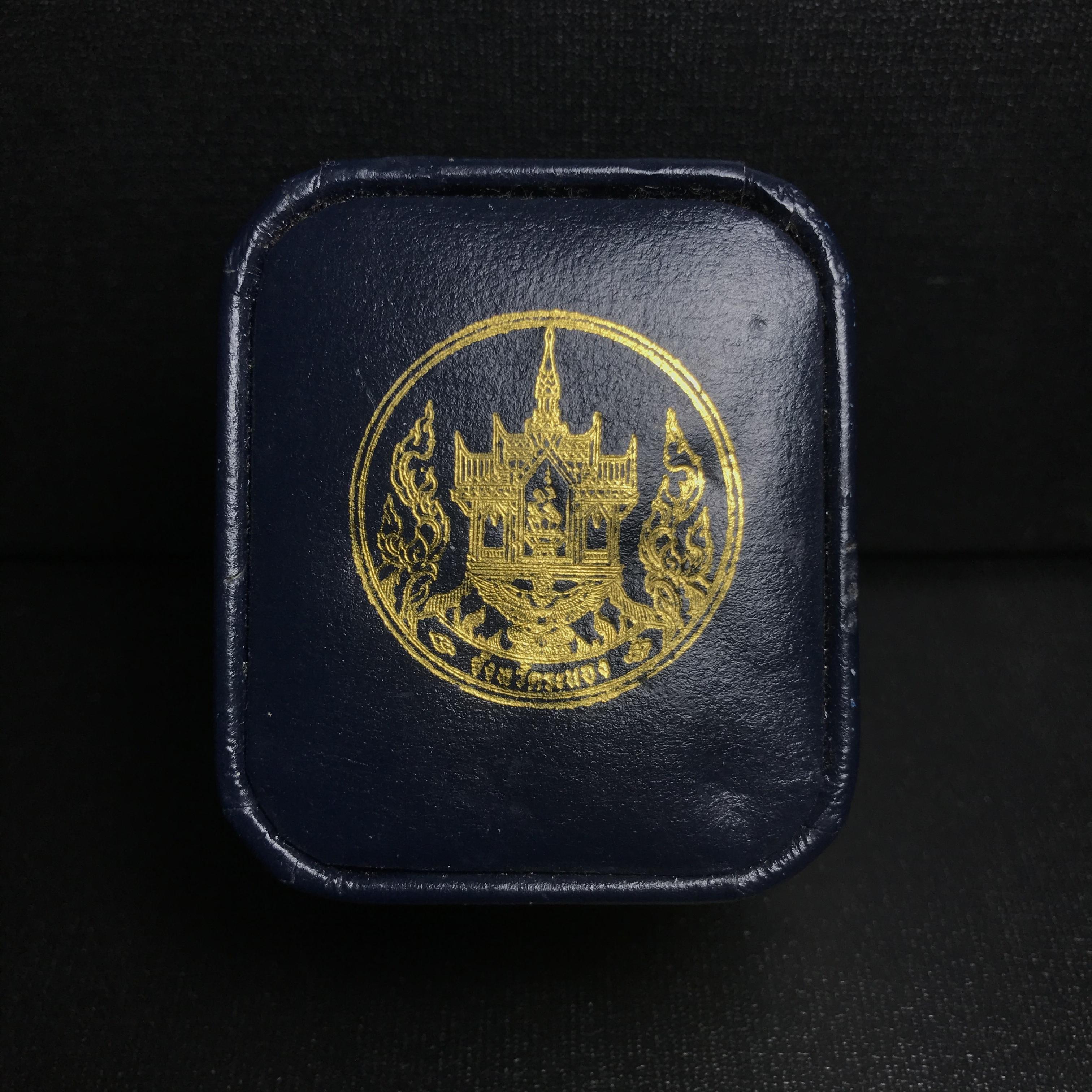 รูปหล่อลอยองค์พระโพธิสัตว์กวนอิม ทรงประทับมังกร จ.ระนอง เนื้อเงิน พิมพ์ใหญ่(สภาพผิวเดิม ขึ้นสีรุ้งธรรมชาติ แบบนิยม) เฉลิมฉลองในวโรกาสที่พระบาทสมเด็จพระเจ้าอยู่หัวทรงครองสิริราชสมบัติครบ 50 ปี จ.ระนอง พ.ศ.2539