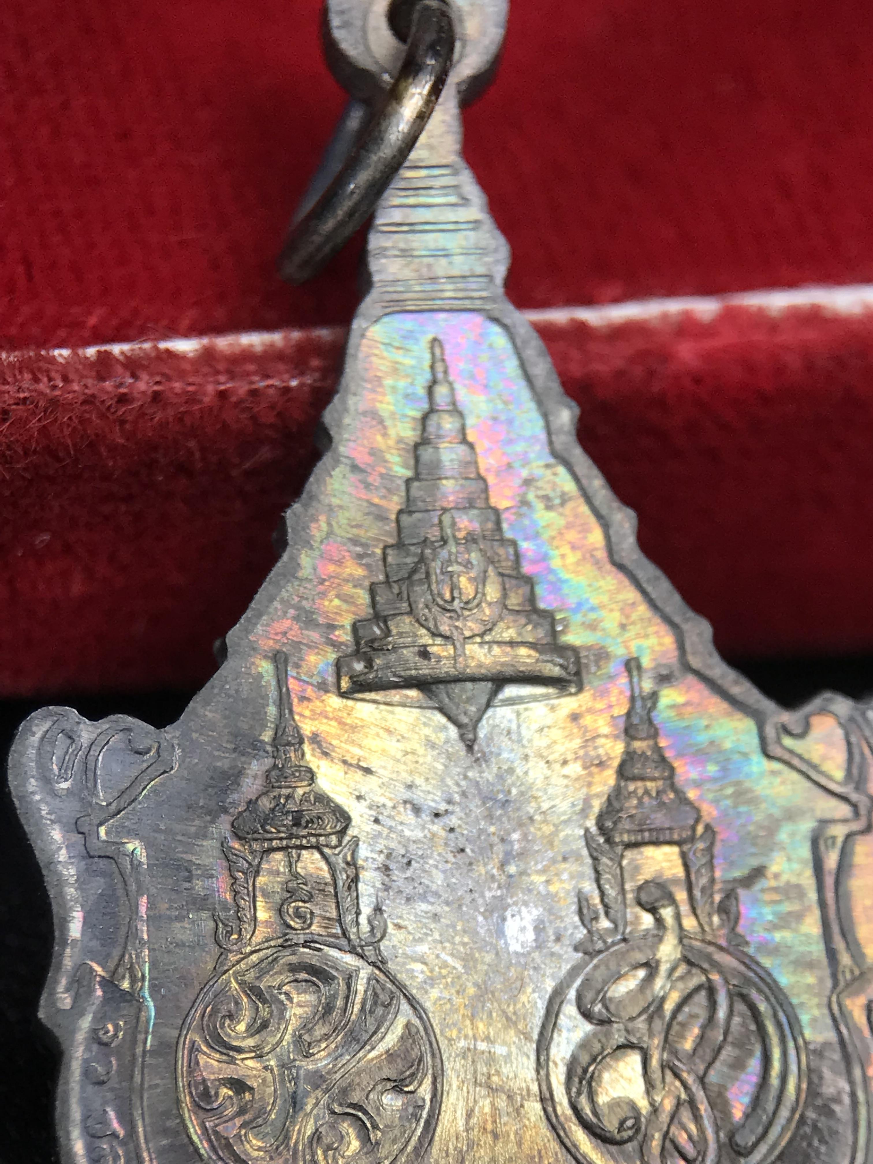 เหรียญพระพุทธญาณนเรศวร์ รุ่นแรก หลังพระปรมาภิไธย ภปร.และ สก.วัดญาณสังวราราม จ.ชลบุรี ปี 2527 เนื้อเงิน(ผิวเดิม ขึ้นรุ้งผิวน้ำทองกระจายทั่วเหรียญสวยมาก)ขนาด 2.3 x 3.8 ซม. พร้อมกล่องเดิม สมเด็จพระญาณสังวร ประธานในพิธีมหาพุทธาภิเษก(เนื้อเงินพบเจอน้อย หายาก)