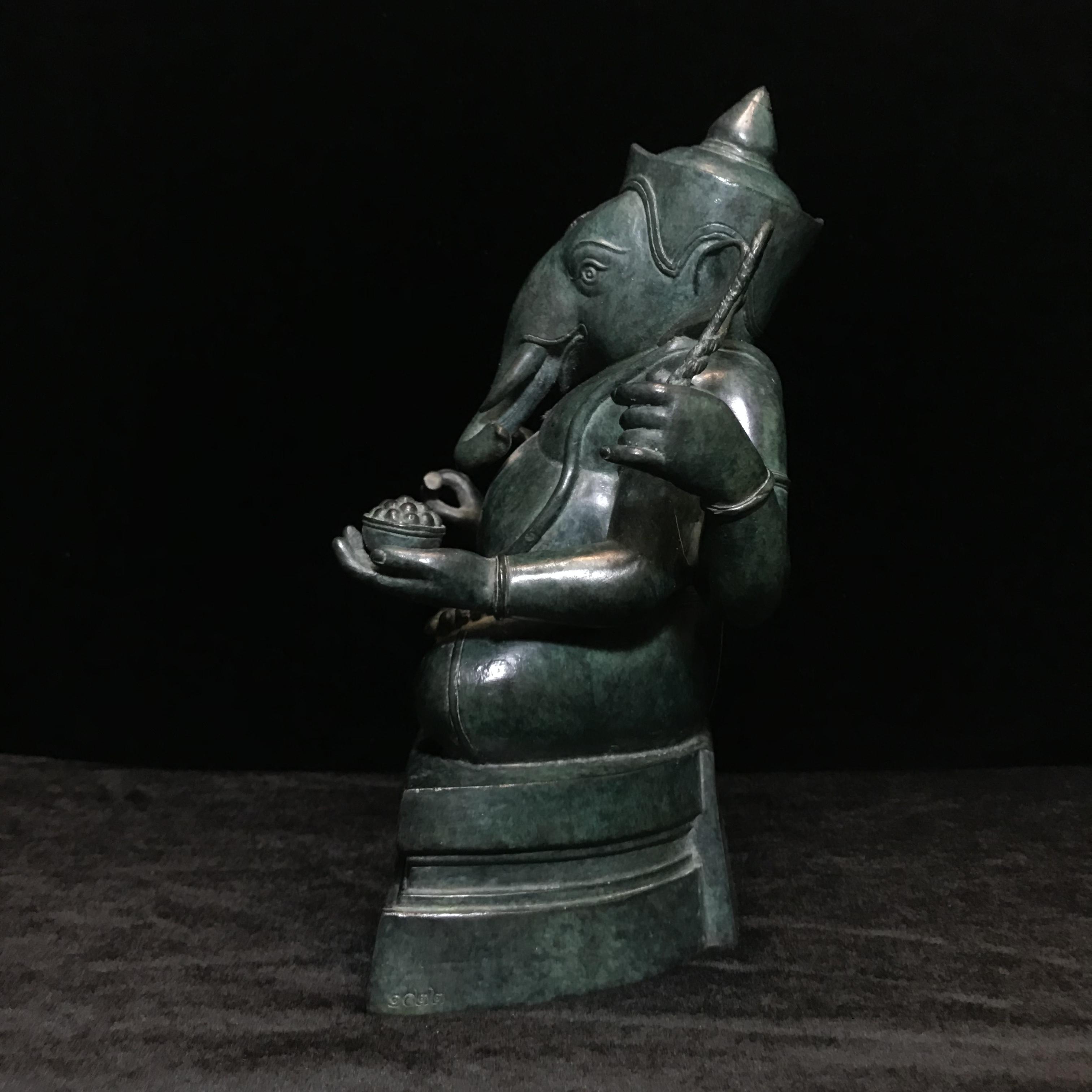 พระพิฆเนศครบรอบ55ปี คณะจิตรกรรม ม.ศิลปากร ปี 2540 เนื้อสำริด สนิมเขียว พาติน่า (Patinas) ขนาด 5x9 นิ้ว เป็นพระพิฆเนศที่งดงามทางด้านศิลปะมาก