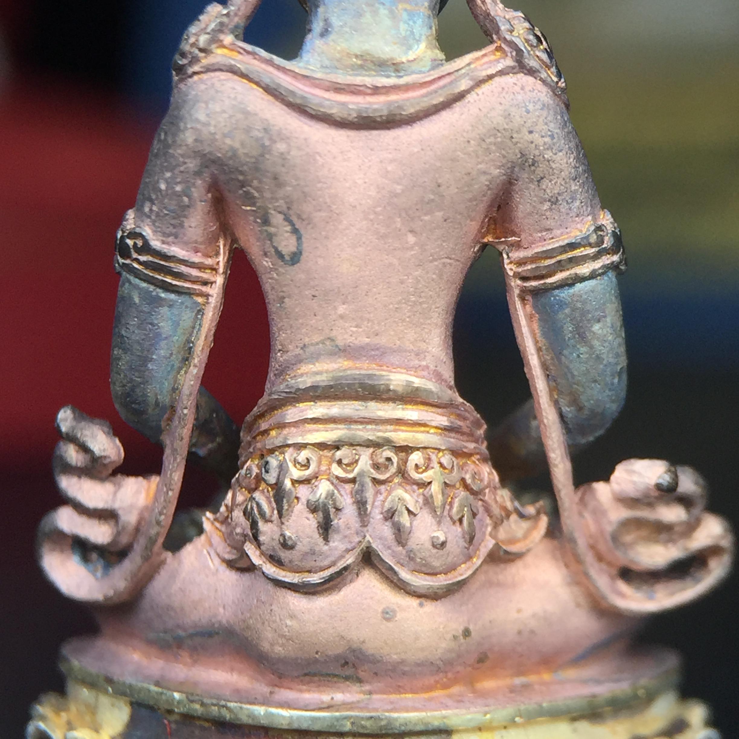 พระกริ่งอวโลกิเตศวร ( เจ้าแม่กวนอิม ) วัดโพธิ์แมนคุณาราม รุ่นอุดมโภคทรัพย์ พ.ศ.2539 เนื้อเงิน 3 กษัตริย์ พ่นทราย(ผิวเดิม ขึ้นสีรุ้งธรรมชาติ แบบนิยม เสน่ห์ของพระเนื้อเงิน) (พร้อมกล่องบรรจุการ์ดใบรับรองเดิมครบ) (อีกหนึ่งรุ่นยอดนิยม พุทธศิลป์สวยงดงาม)