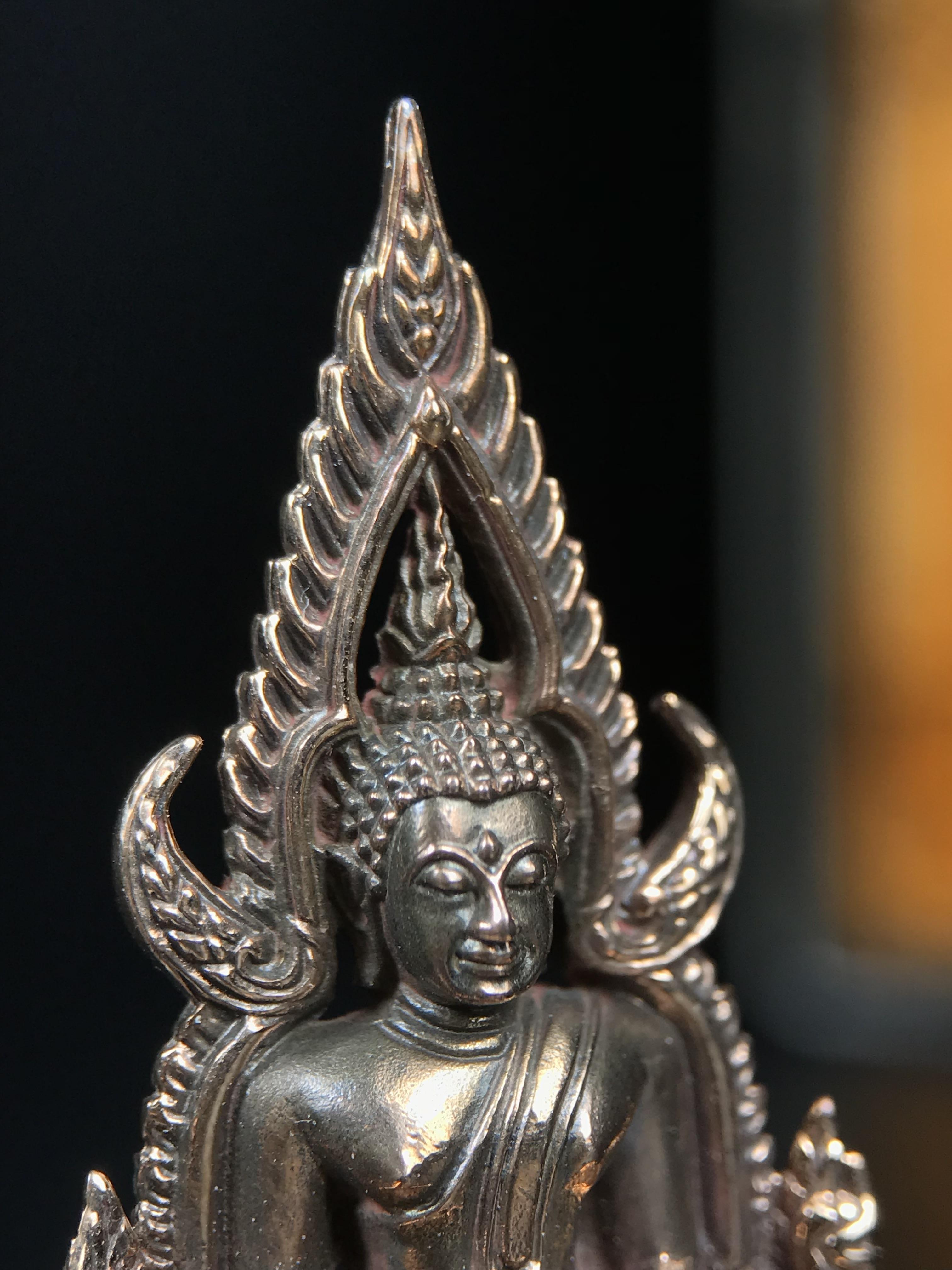 พระพุทธชินราช ญสส. วัดพระศรีมหาธาตุ จ.พิษณุโลก ปี2543 กริ่งชินราชเนื้อนวโลหะเต็มสูตร (ผสมทองคำ 2 บาท ต่อน้ำหนักเนื้อ 1 กิโลกรัม) พิธีใหญ่ รุ่นแรกและรุ่นเดียวที่ หลวงปู่หมุน ฐิตสีโล วัดบ้านจาน มาร่วมปลุกเสก(องค์หมายเลข ๘๐๔ เลขสวย)(1 ใน 2543 องค์)นิยมหายาก