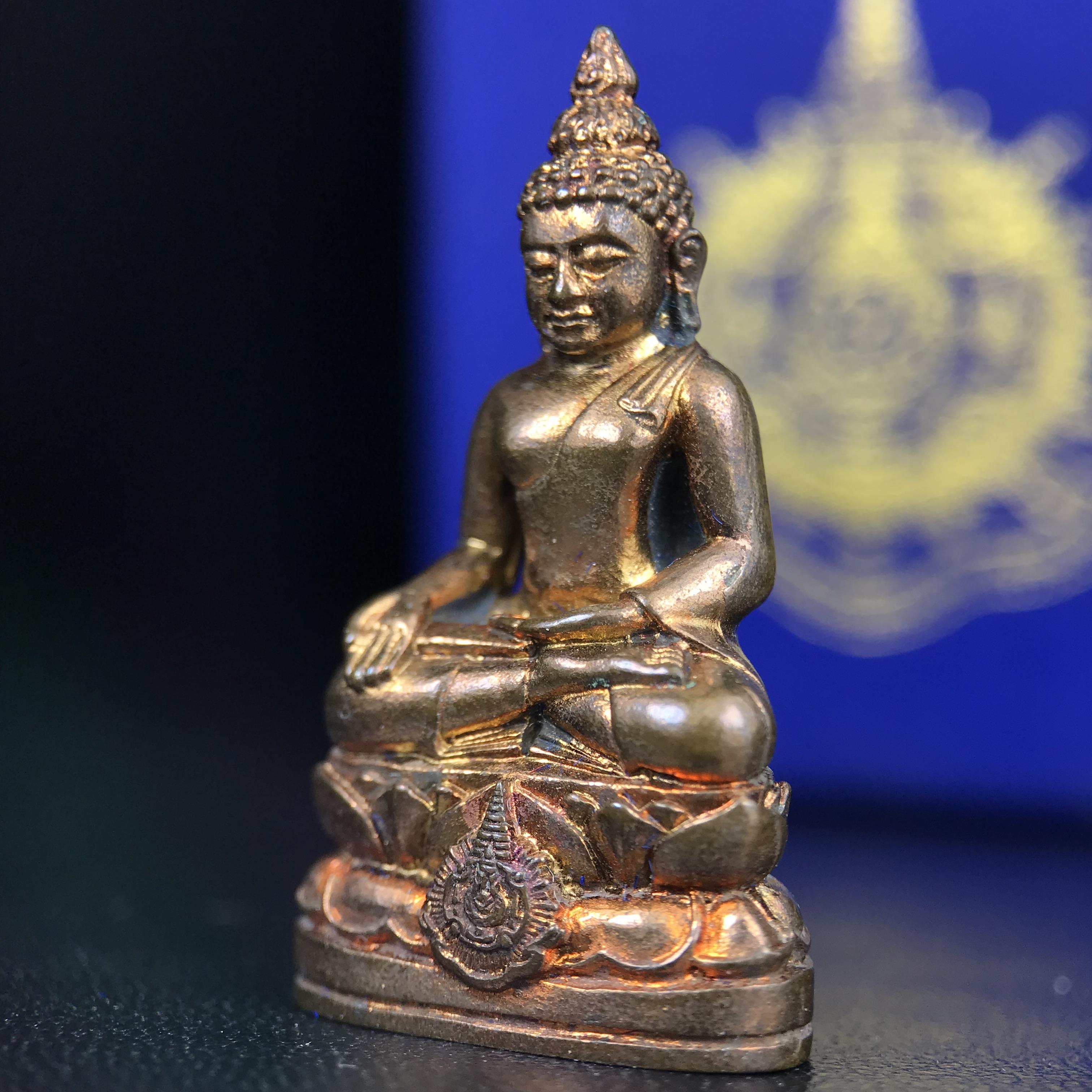 พระกริ่งไพรีพินาศ บรรจุเหล็กไหล ครั้งแรกและครั้งเดียวในประวัติศาสตร์ เฉลิมพระเกียรติ พระบาทสมเด็จพระเจ้าอยู่หัวรัชกาลที่9 พระชนมพรรษา 6 รอบ ปี2542 เนื้อสัมฤทธิ์(บรรจุเหล็กไหล)ดีนอก-ดีใน พิธีใหญ่ มวลสารเด่น (หายาก)