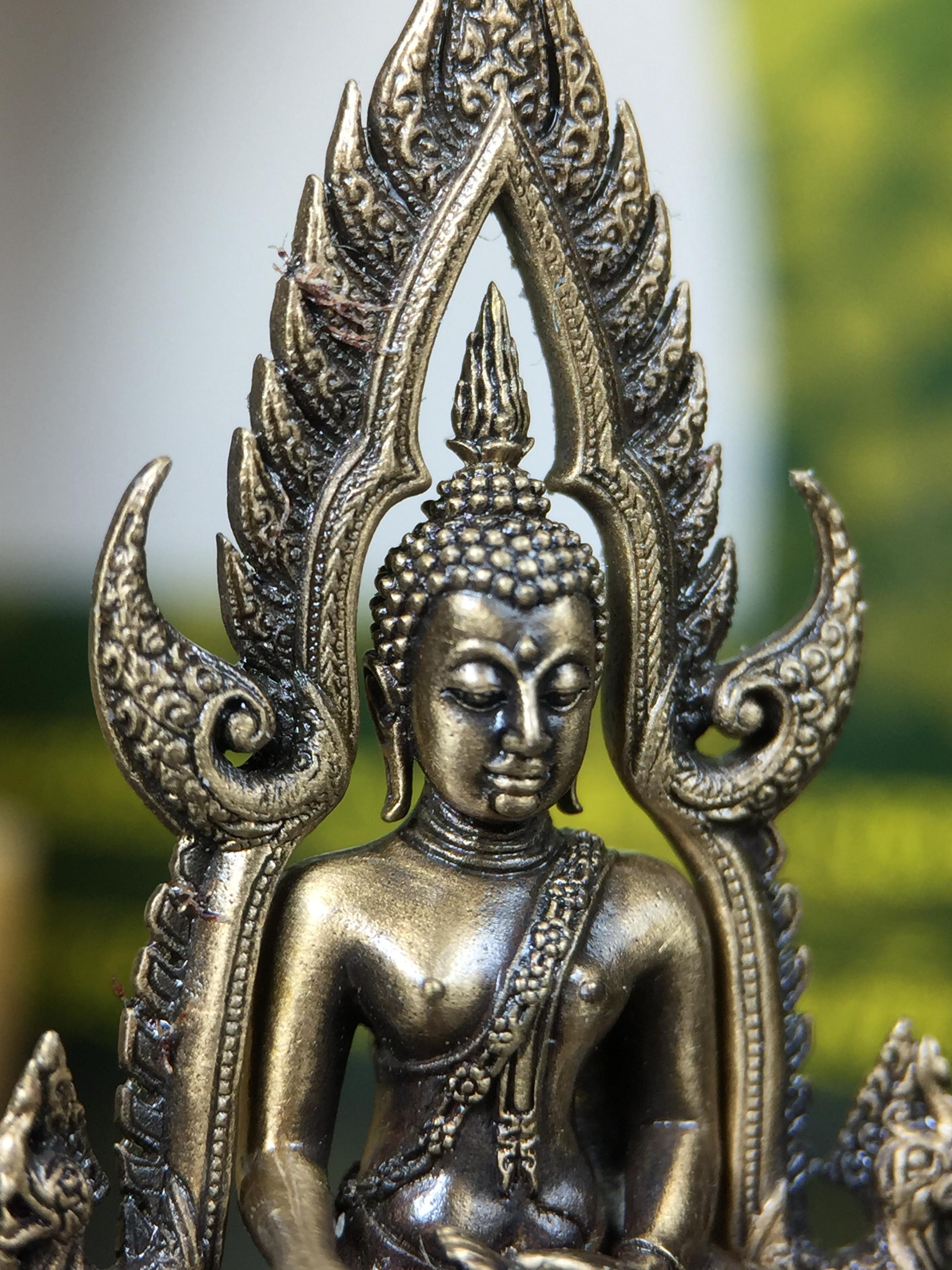 พระพุทธชินราช(จำลอง) ภปร. 84 พรรษา ปี 2554 เนื้อบรอนซ์รมดำซาติน พิมพ์กลางขนาดหน้าตัก 1/2 นิ้ว(พระราชทานมวลสาร จิตรลดาและเส้นพระเจ้า(เส้นผม)รัชกาลที่9)พุทธศิลป์ทรงคุณค่าอีกหนึ่งรุ่นยอดนิยม