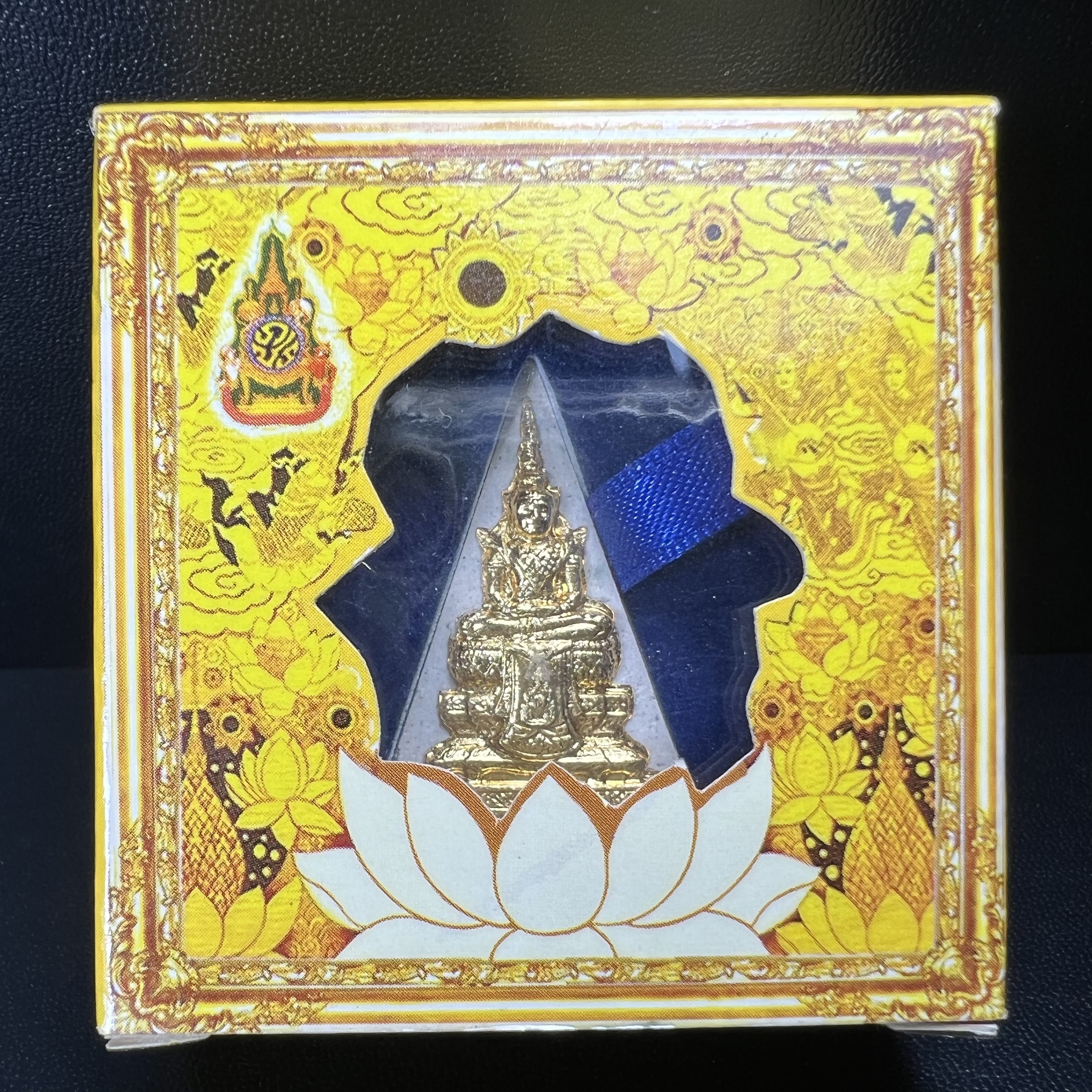 พระแก้วมรกต(จำลอง)ทรงเครื่องฤดูร้อน พระผงบูชา ด้านหน้าปิดทอง ด้านหลังตราสัญลักษณ์ฉลองสิริราชสมบัติครบ 60ปี เนื้อเงินขึ้นสีรุ้งธรรมชาติสร้างสรรค์งดงาม(รุ่นนี้ได้พระราชทานเส้นพระเจ้า(เส้นผม)รัชกาลที่9ในการจัดสร้าง)