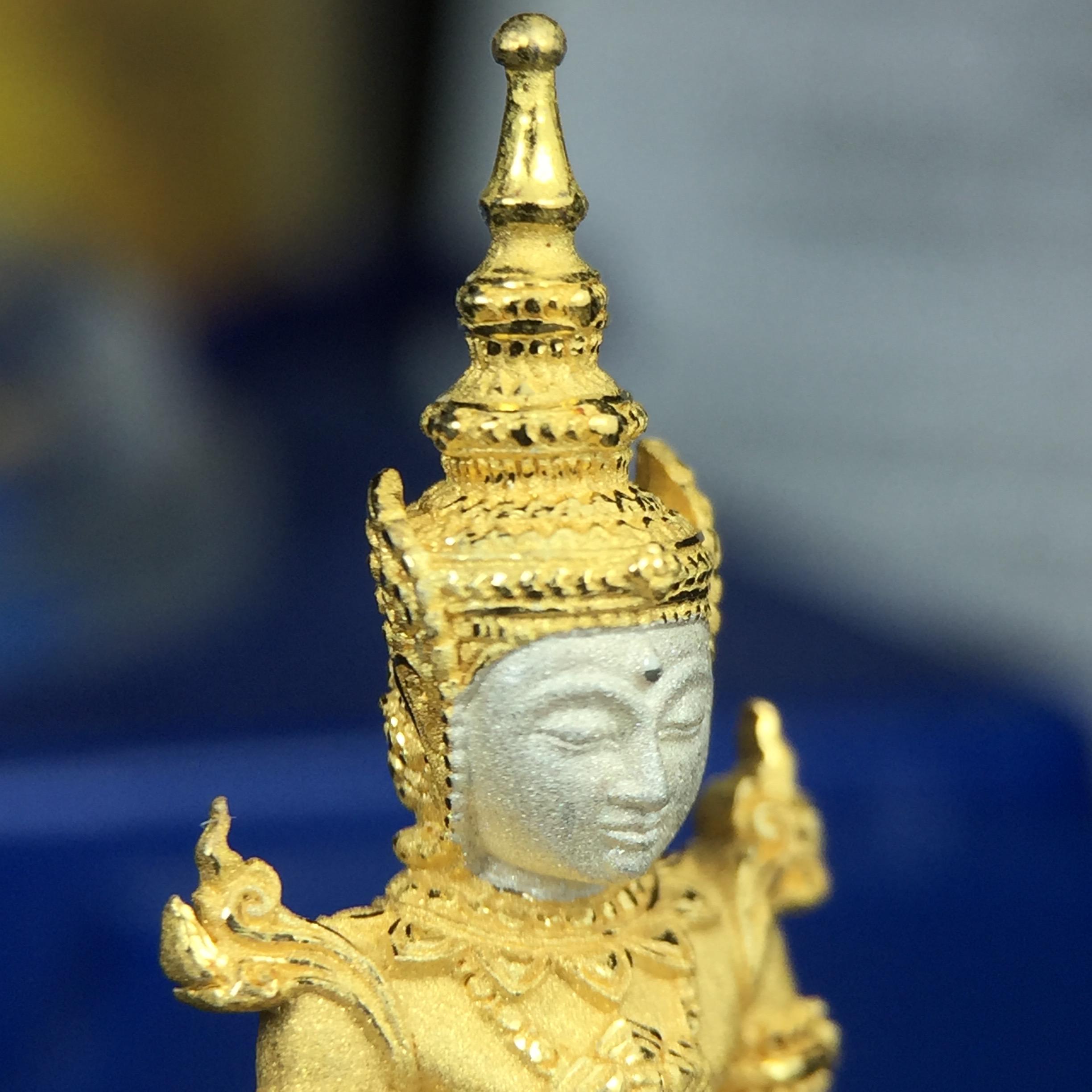 พระแก้วมรกต(จำลอง)ลอยองค์ ขนาดหน้าตัก 1/2 นิ้ว ทรงเครื่องฤดูร้อน เนื้อเงินสามกษัตริย์ ตราสัญลักษณ์ฉลองสิริราชสมบัติ ครบ 60 ปี พ.ศ.2549(สภาพสวย ครบ สมบูรณ์)