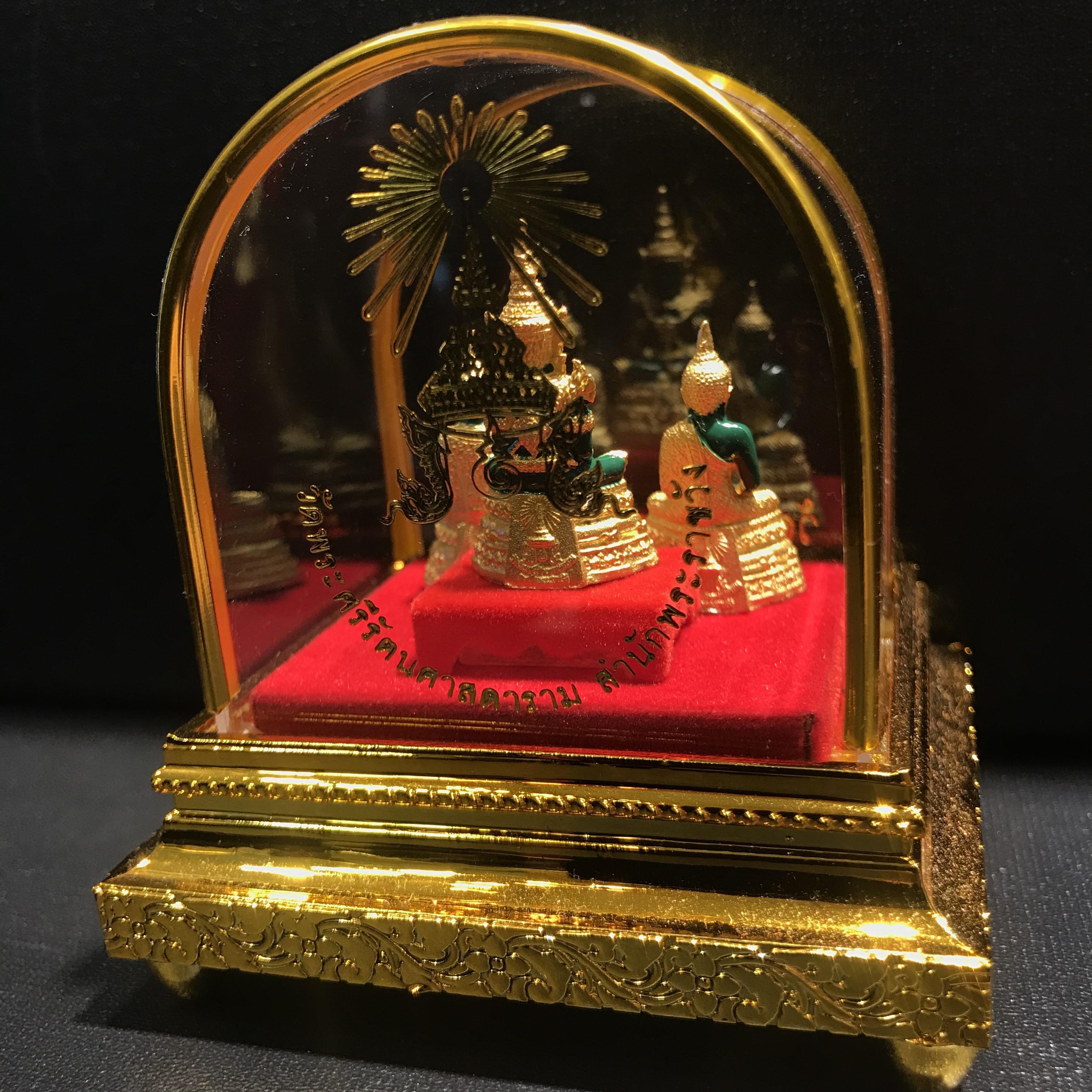 พระพุทธมหามณีรัตนปฏิมากร(พระแก้วมรกต) วัดพระศรีรัตนศาสดาราม สำนักพระราชวัง จัดสร้าง ชุด 3 ฤดู หน้าตัก 1 นิ้วพร้อมครอบตู้เดิม(บรรจุมวลสารใต้ฐาน)