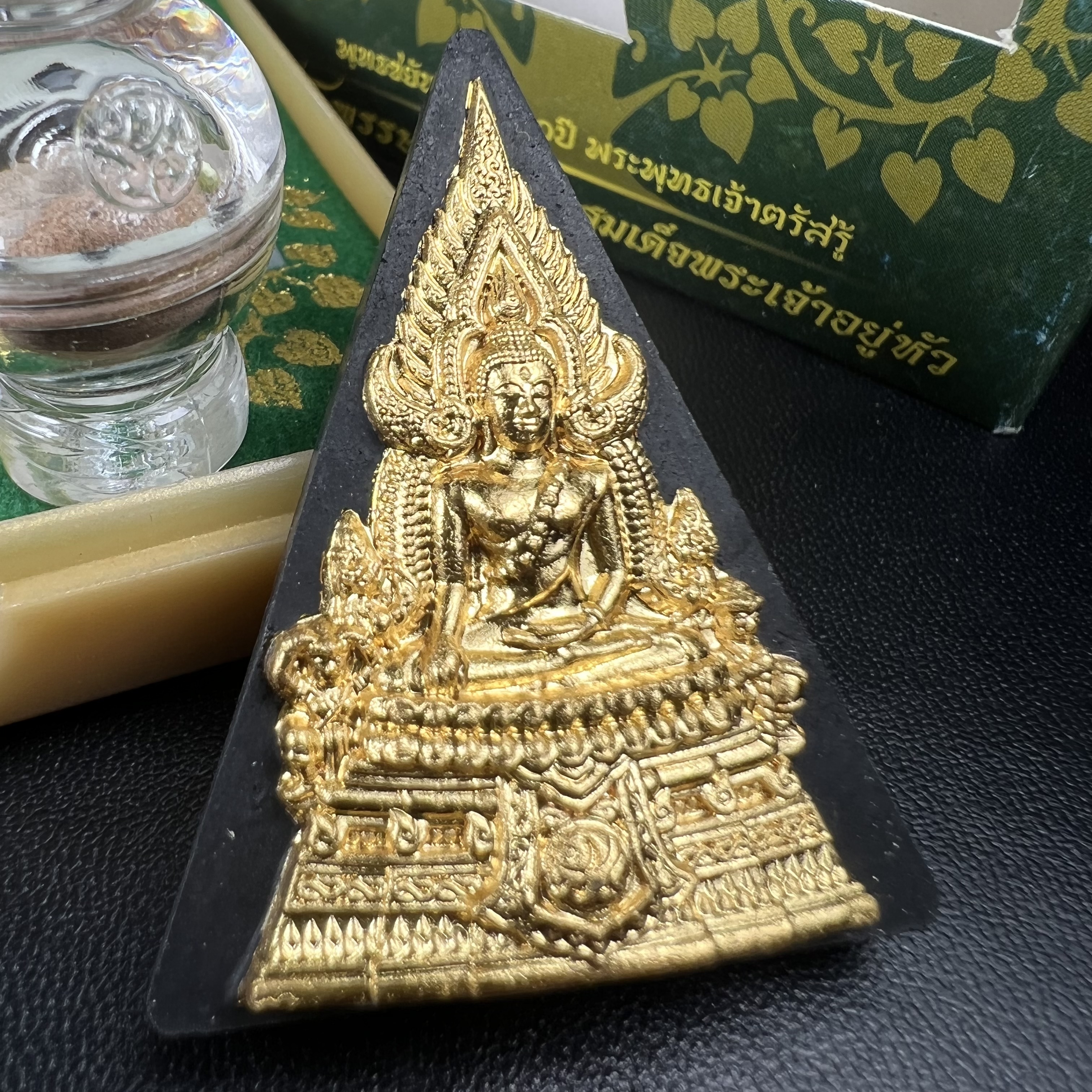 พระพุทธชินราช(จำลอง)ภปร. 84พรรษา เนื้อผงปิดทองด้านหน้า หลัง ภ.ป.ร. เงินชุบทองคำขาว(พระราชทานมวลสาร จิตรลดาและเส้นพระเจ้า ร.9(เส้นผม))