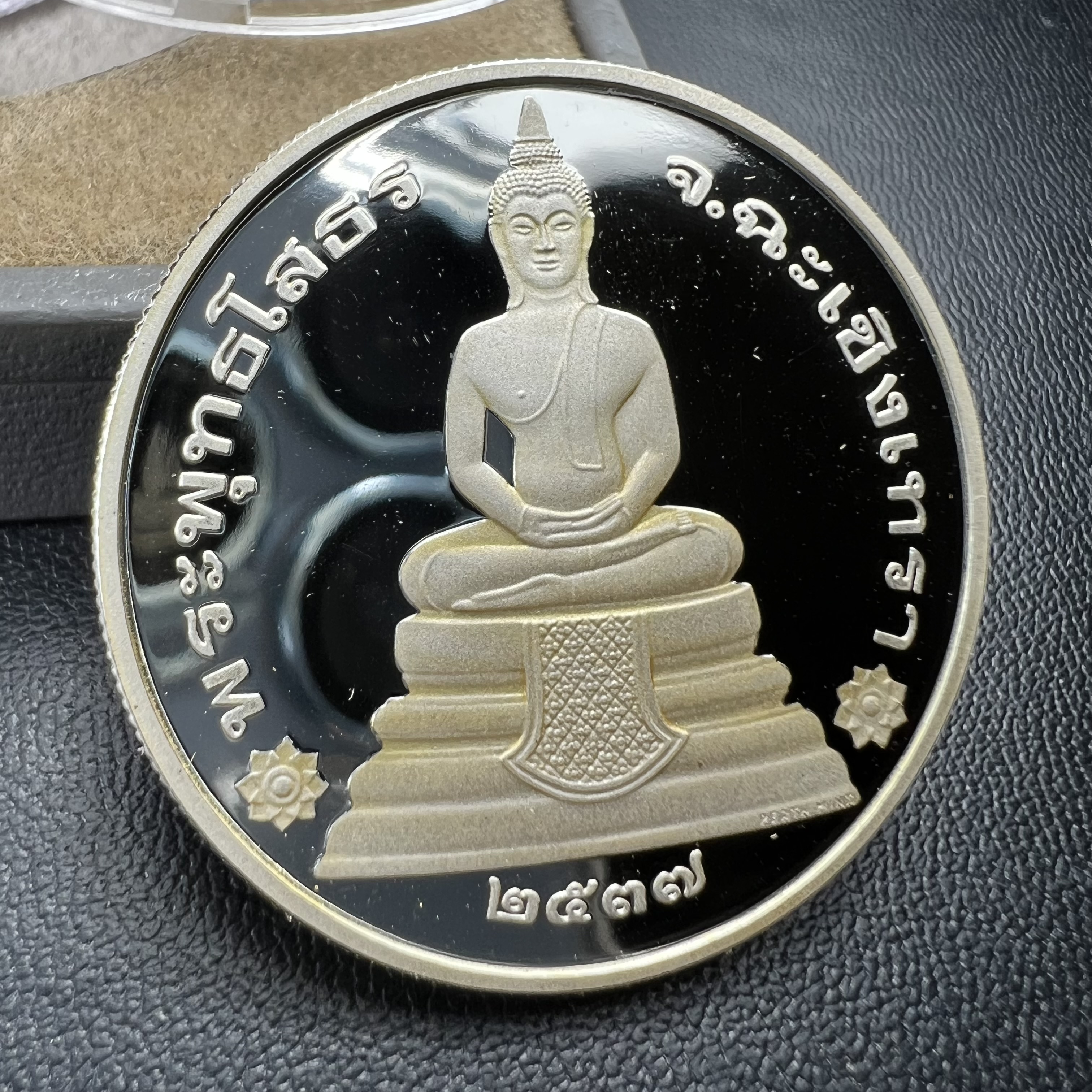 เหรียญพระพุทธโสธร รุ่นนานาชาติ(รุ่นแรก) วัดโสธรวรารามวรวิหาร ปี 2537 พิมพ์โสธรสองหน้า เนื้อเงินขัดเงา ขนาด 3.2 มม. จากโรงงานกษาปณ์เพิร์ธ ประเทศออสเตรเลีย(PERTH MINT AUSTRALIA) อันโด่งดังระดับโลก สภาพสวยพร้อมกล่องเดิมครบสมบูรณ์ (1 ใน 5000 เหรียญ)