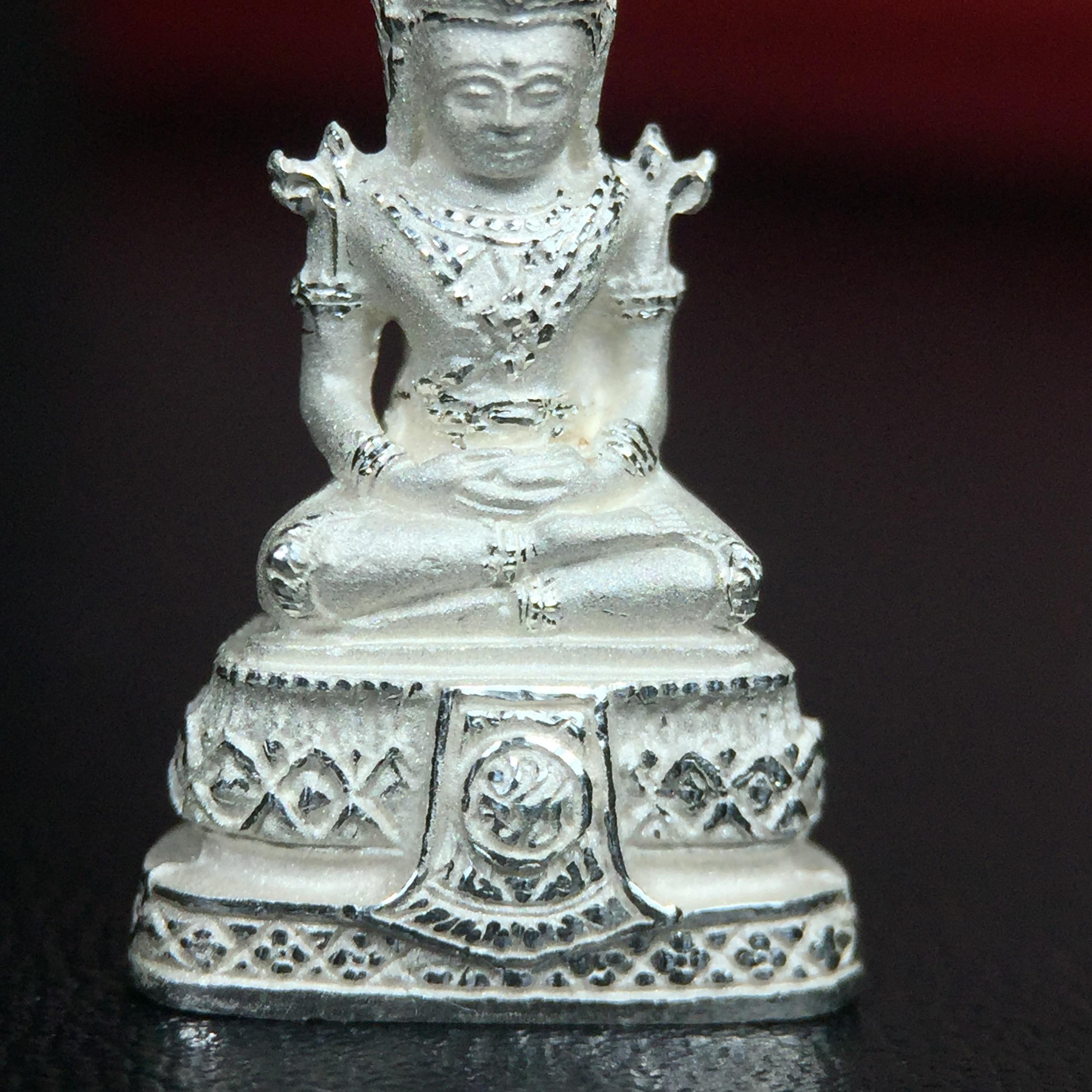 พระแก้วมรกต ภปร.(รุ่นแรก) ปี2545 จัดสร้างในมหาวโรกาส พระบาทสมเด็จพระเจ้าอยู่หัวรัชกาลที่ 9 ครบรอบ 75 พรรษา และฉลองกรุงรัตนโกสินทร์ครบ 220 ปี พิมพ์ลอยองค์เล็ก เนื้อเงินบริสุทธิ์ 92.5% ขนาด 10*19 มม. พร้อมกล่องบรรจุเดิม สวยครบสมบูรณ์(องค์หมายเลข 2541)
