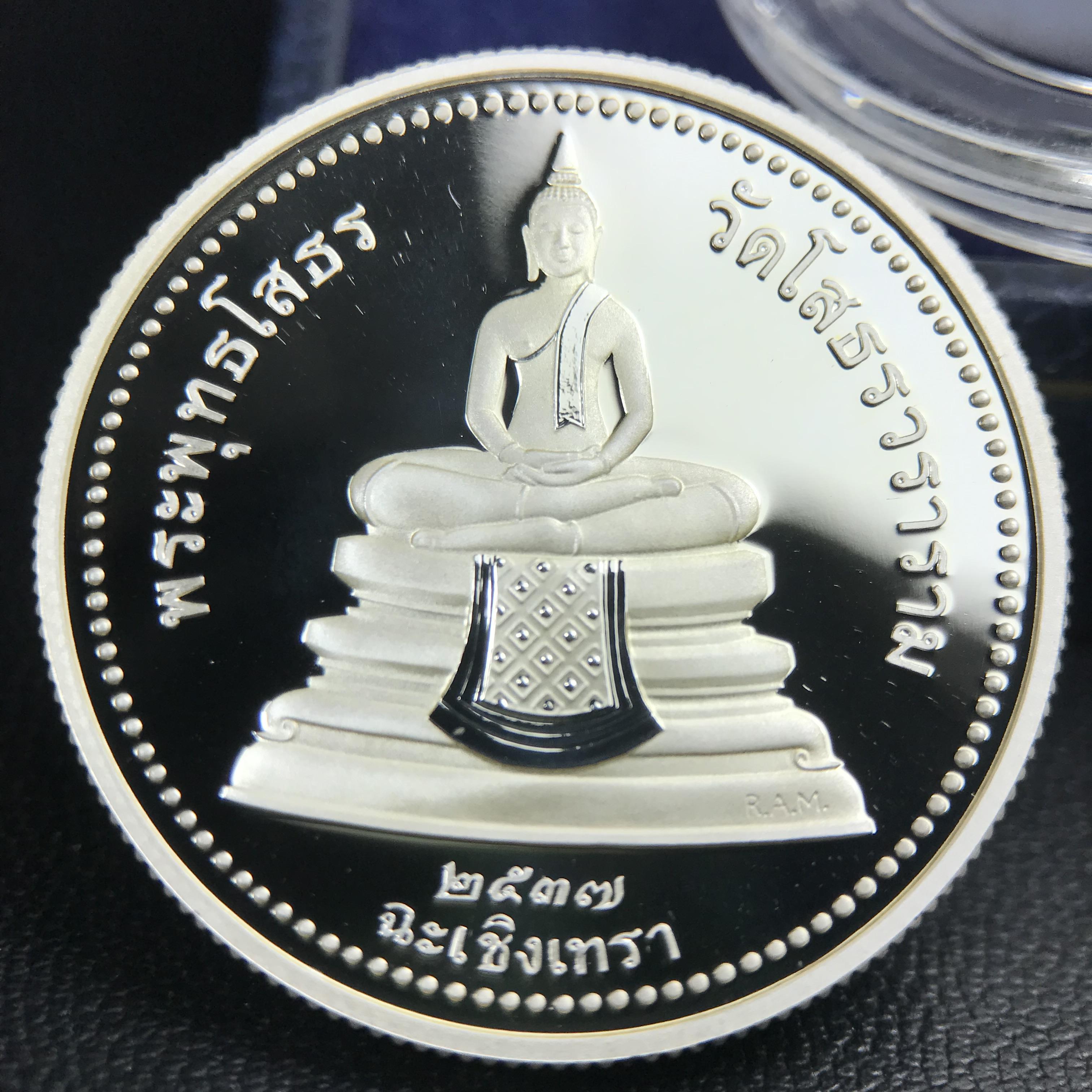 เหรียญพระพุทธโสธร 2 หน้า วัดโสธรวรารามวรวิหาร จ.ฉะเชิงเทรา ปี 2537เนื้อเงินขัดเงาสองหน้า ขนาด 2.8 ซ.ม. บล็อกนอก ผลิตที่โรงกษาปณ์ Royal Australian Mint ประเทศออสเตรเลีย พร้อมกล่องบรรจุเดิม สภาพสวย