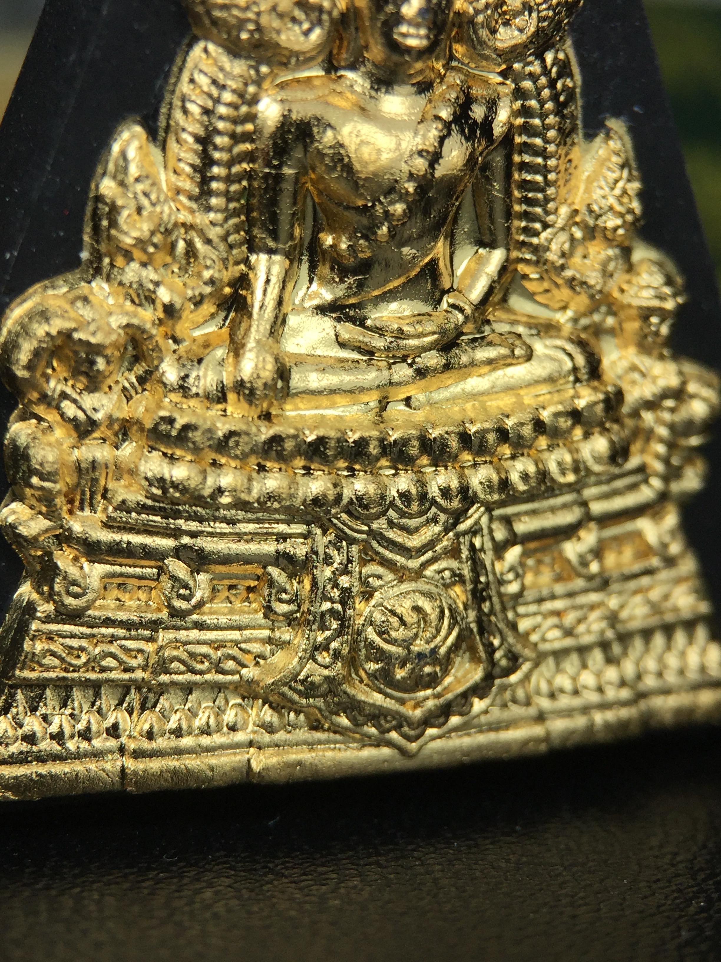 พระพุทธชินราช(จำลอง)ภปร. 84พรรษา เนื้อผงปิดทองด้านหน้า หลัง ภ.ป.ร. ยิงทอง(พระราชทานมวลสาร จิตรลดาและเส้นพระเจ้า ร.9(เส้นผม))ทรงคุณค่าอีกหนึ่งรุ่นยอดนิยม