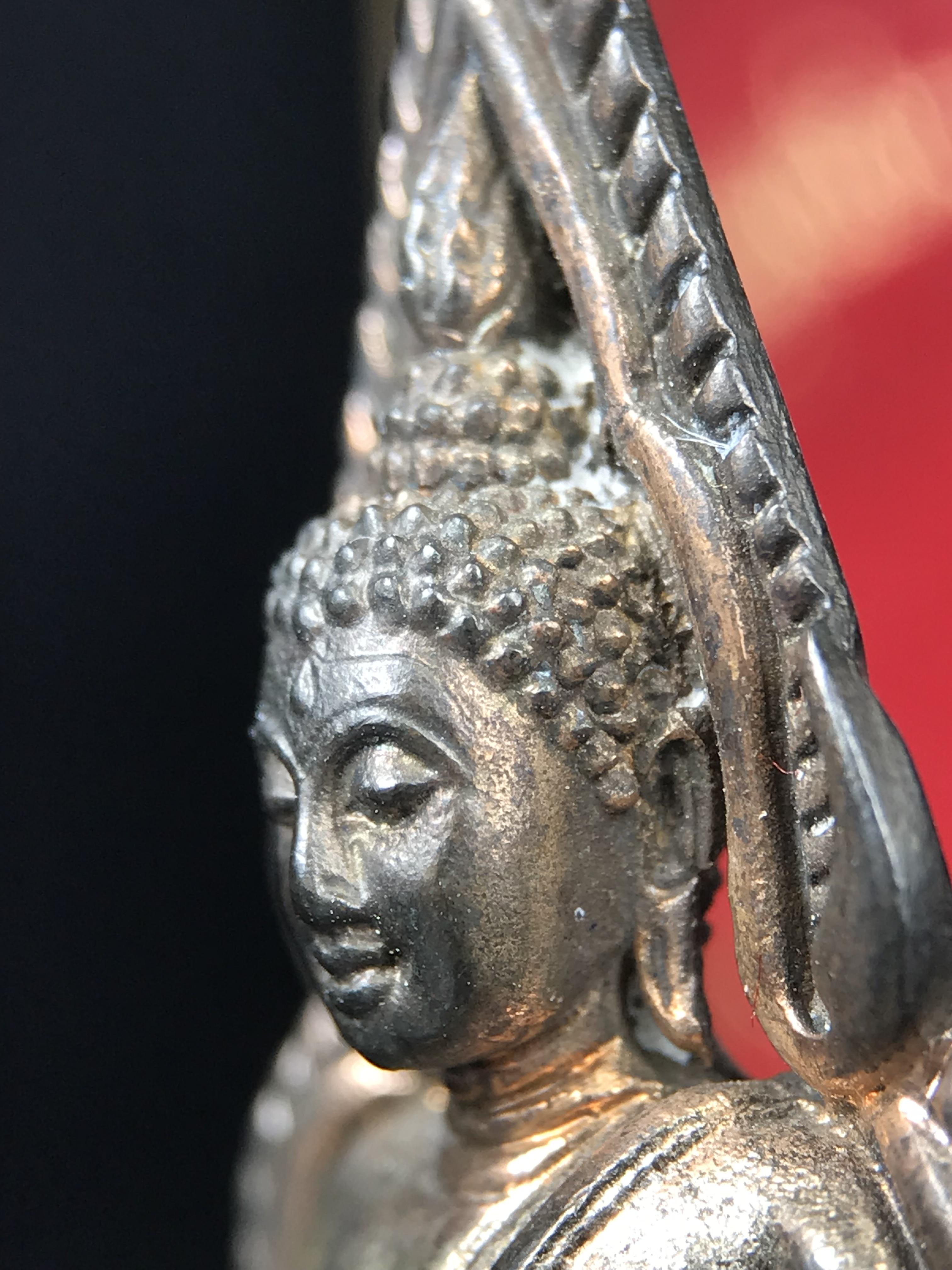 พระพุทธชินราชอินโดจีนมหาจักรพรรดิ อนุสรณ์ 100 ปี พิษณุโลกพิทยาคม (โรงเรียนชาย) พิธีจักรพรรดิมหาพุทธาภิเษก ปี 2542 เนื้อนวโลหะ(เต็มสูตรแก่ทองคำ) พิธีใหญ่มวลสารดีเกจิอาจารย์ยอดนิยมร่วมปลุกเสก*** ตอกโค้ดและหมายเลข*** 1 ใน 999 องค์ ยอดนิยมหายาก