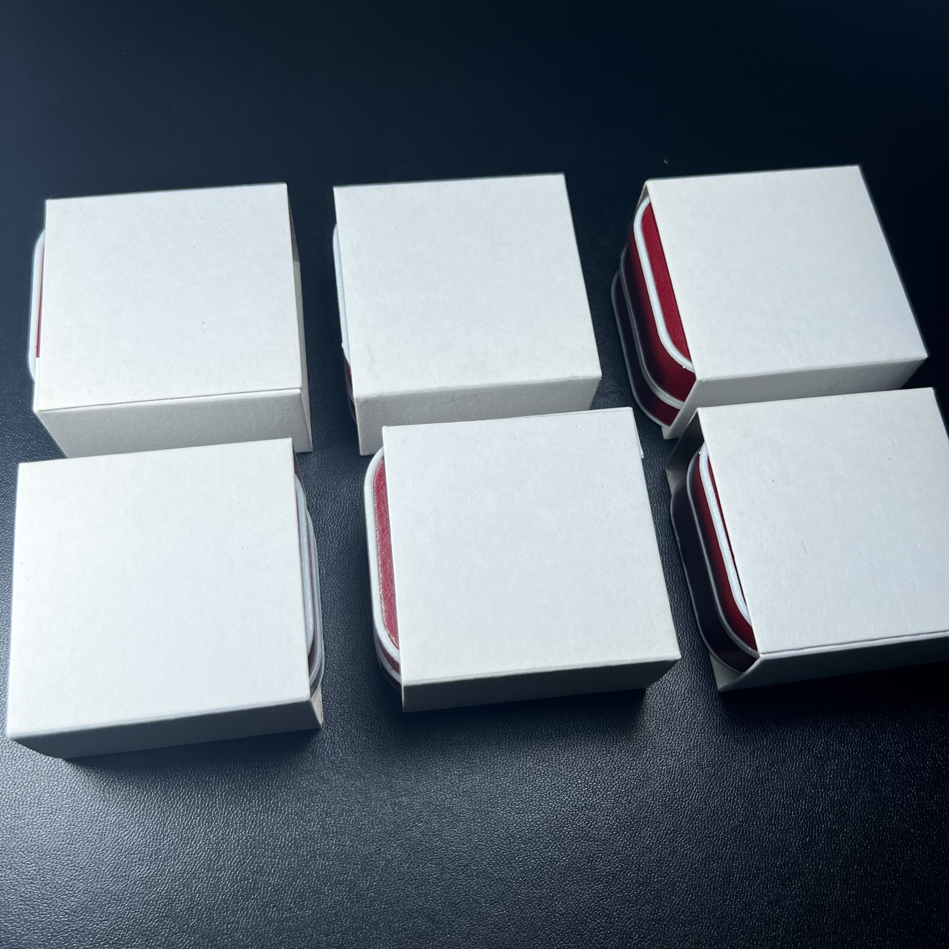 เหรียญหลวงพ่อทวด รุ่นมงคลบารมี วัดประสาทบุญญาวาส ปี 2545 เนื้อเงินสามกษัตริย์ พิมพ์ทรงรูปไข่เล็ก(ขนาด 2.0*1.8 ซม.)ฉลุลายฉากพี้นหลังสีทองสวยงาม ตอกโค๊ตมีหมายเลข พร้อมกล่องบรรจุเดิม