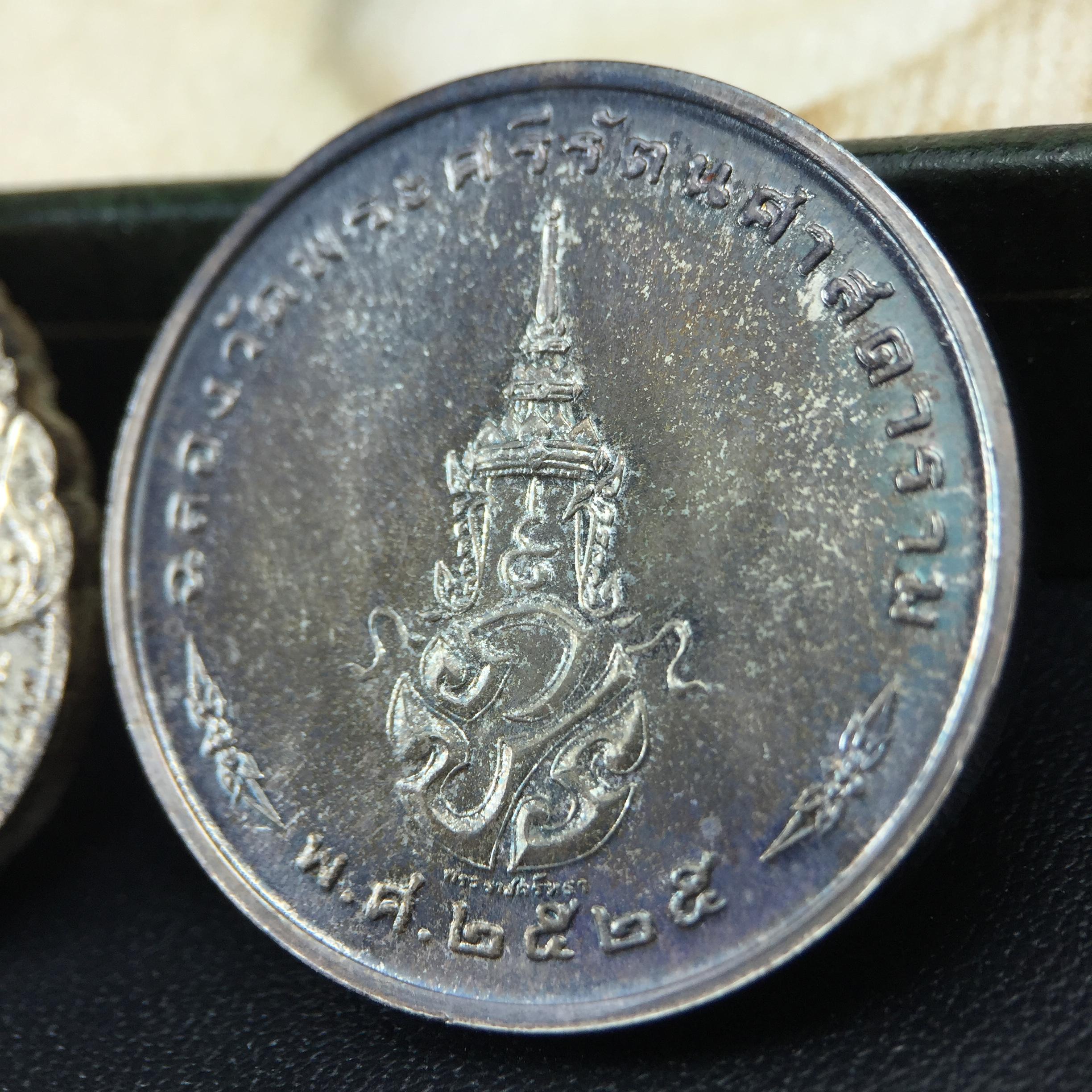 เหรียญพระแก้วมรกตหลัง ภปร. ฉลองกรุงรัตนโกสินทร์ครบ 200 ปี พ.ศ.2525 เนื้อเงิน(ผิวเดิม สวย)กล่องบรรจุเดิมครบ3พิมพ์(บล็อกพระราชศรัธา)(ในหลวงรัชกาลที่9 เสด็จในพิธี)ชอบเก็บแบบผิวเดิมๆชุดนี้เลยแนะนำ ผิวเดิมสวยมาก เสน่ห์พระเนื้อเงิน