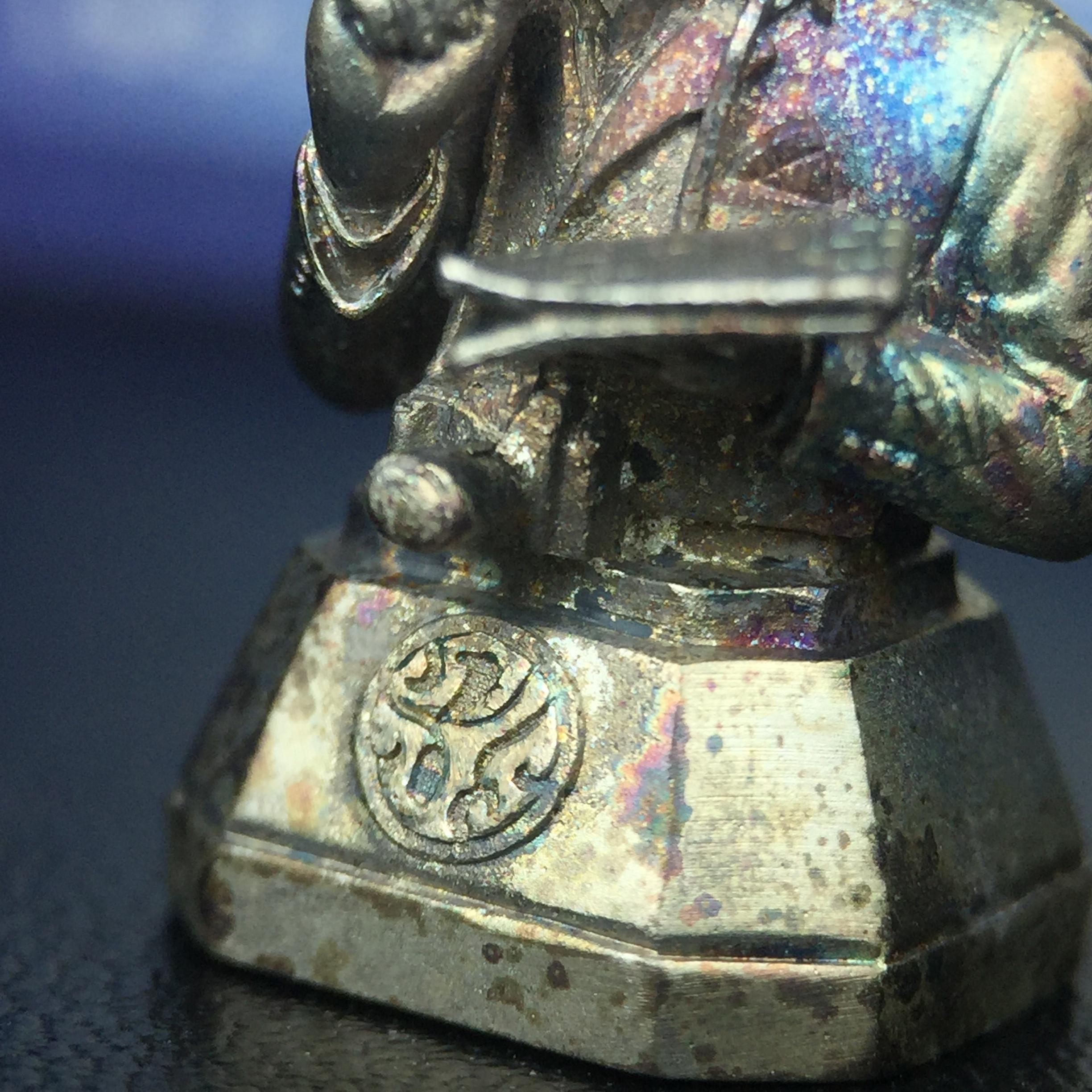 พระบรมรูปพระบาทสมเด็จพระเจ้าอยู่หัวรัชกาลที่ 9(ทรงงาน) ภปร. รุ่นเพราะแผ่นดินนี้คือแผ่นดินเกิด ปี 2551 ขนาดสูง 1 นิ้ว เนื้อเงิน(ผิวเดิมขึ้นสีรุ้งธรรมชาติสวยมาก)(ด้านหน้า ฐานพระบรมรูปฯ ประดิษฐานอักษรพระปรมาภิไธย ภ.ป.ร.)นิยมหายาก(1 ใน 5000 องค์)