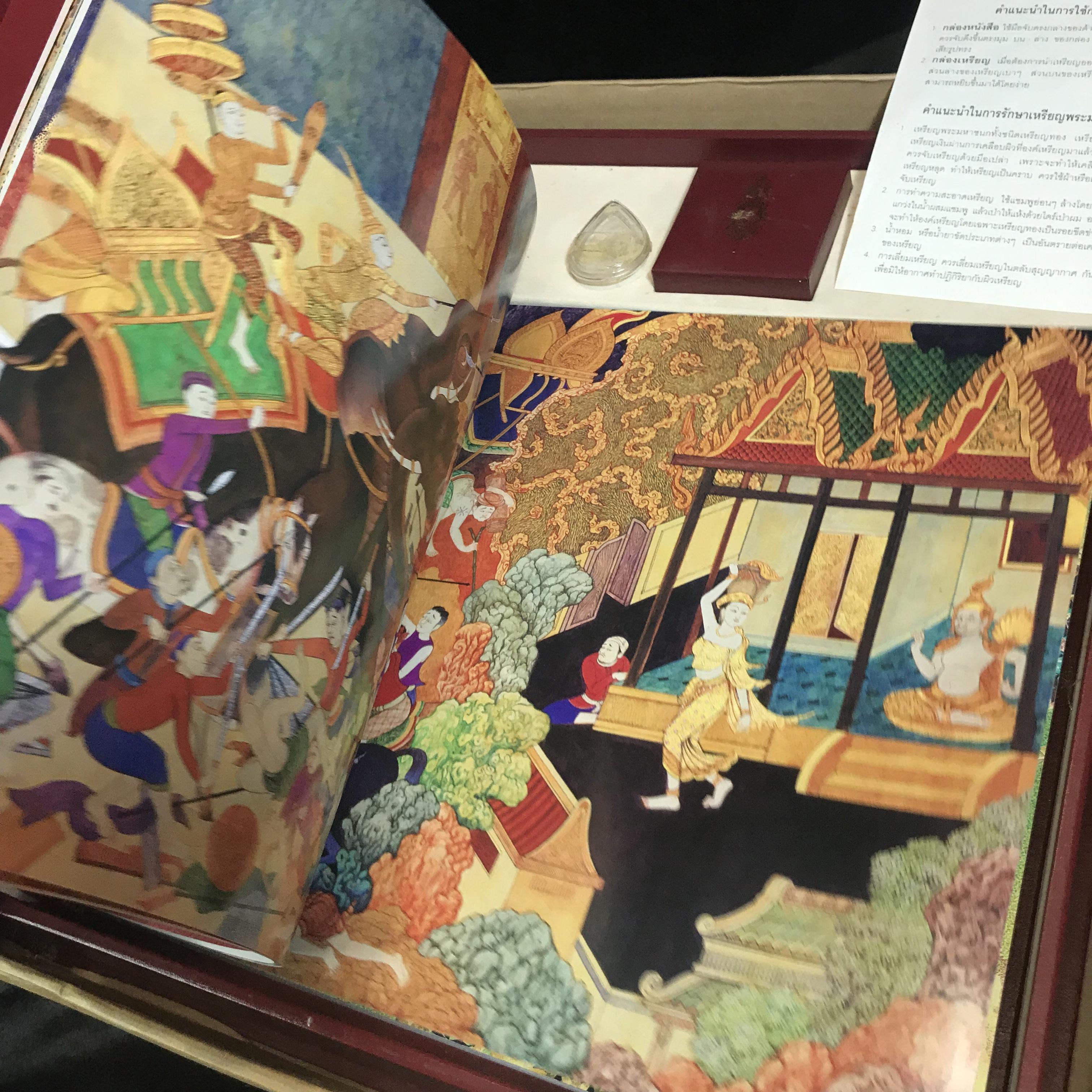 เหรียญพระมหาชนก ปี2539(รุ่นแรก) เนื้อเงิน พิมพ์ใหญ่บล็อกนิยมหายากสุดในรุ่น(วงเดือน คอจุด) ผิวเดิมสีรุ้งธรรมชาติแบบนิยม พร้อมหนังสือสภาพสวยครบชุด