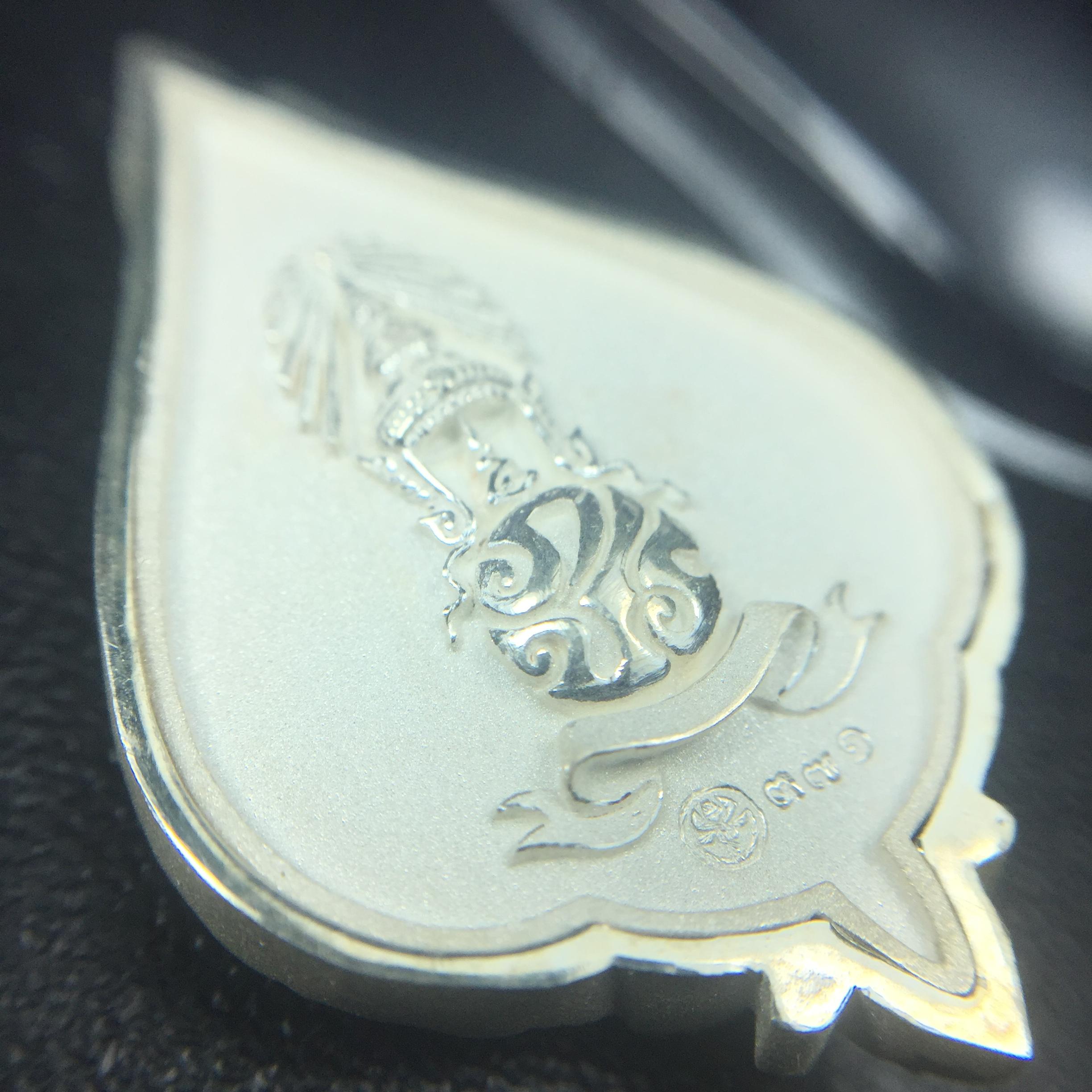 พระแก้วมรกต ภปร. ปี2547 จัดสร้างโดย รพ.ภูมิพลฯ เนื้อเงิน เหรียญทรงดอกบัว(1ใน3000องค์)