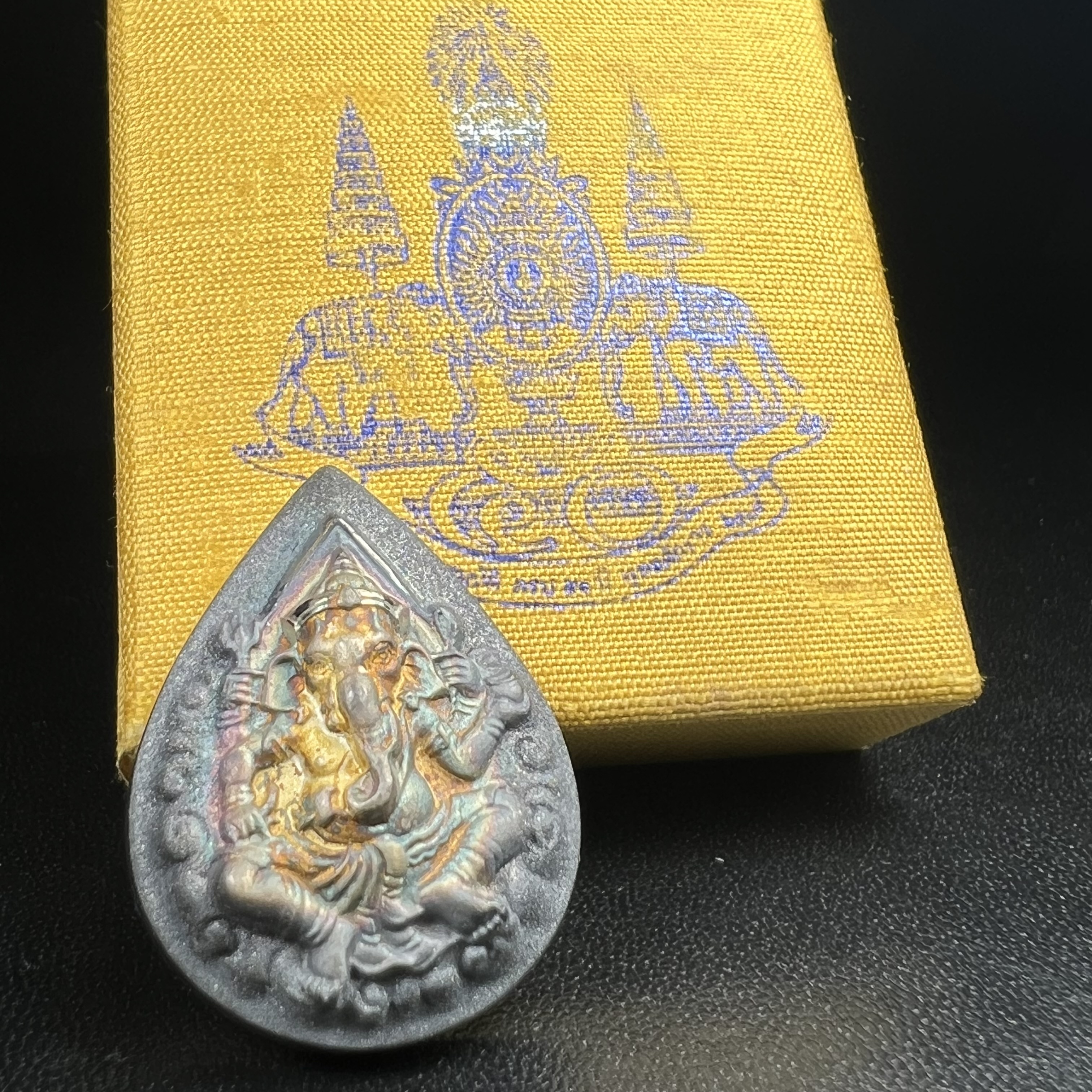 เหรียญพระพิฆเนศวร ญสส. ชุดกาญจนาภิเษกครองราชย์ 50 ปี พุทธศักราช 2538 พิมพ์ใหญ่(2.9 ซม.) เนื้อเงินผิวเดิมกลับดำขึ้นสีรุ้งเข้มขลังงดงามธรรมชาติสร้างสรรค์ สภาพสวยเดิมพร้อมกล่องบรรจุเดิม ตอกโค๊ดหมายเลขกำกับ(1ใน 5539องค์)สี สวย แบบ นิยม หายาก