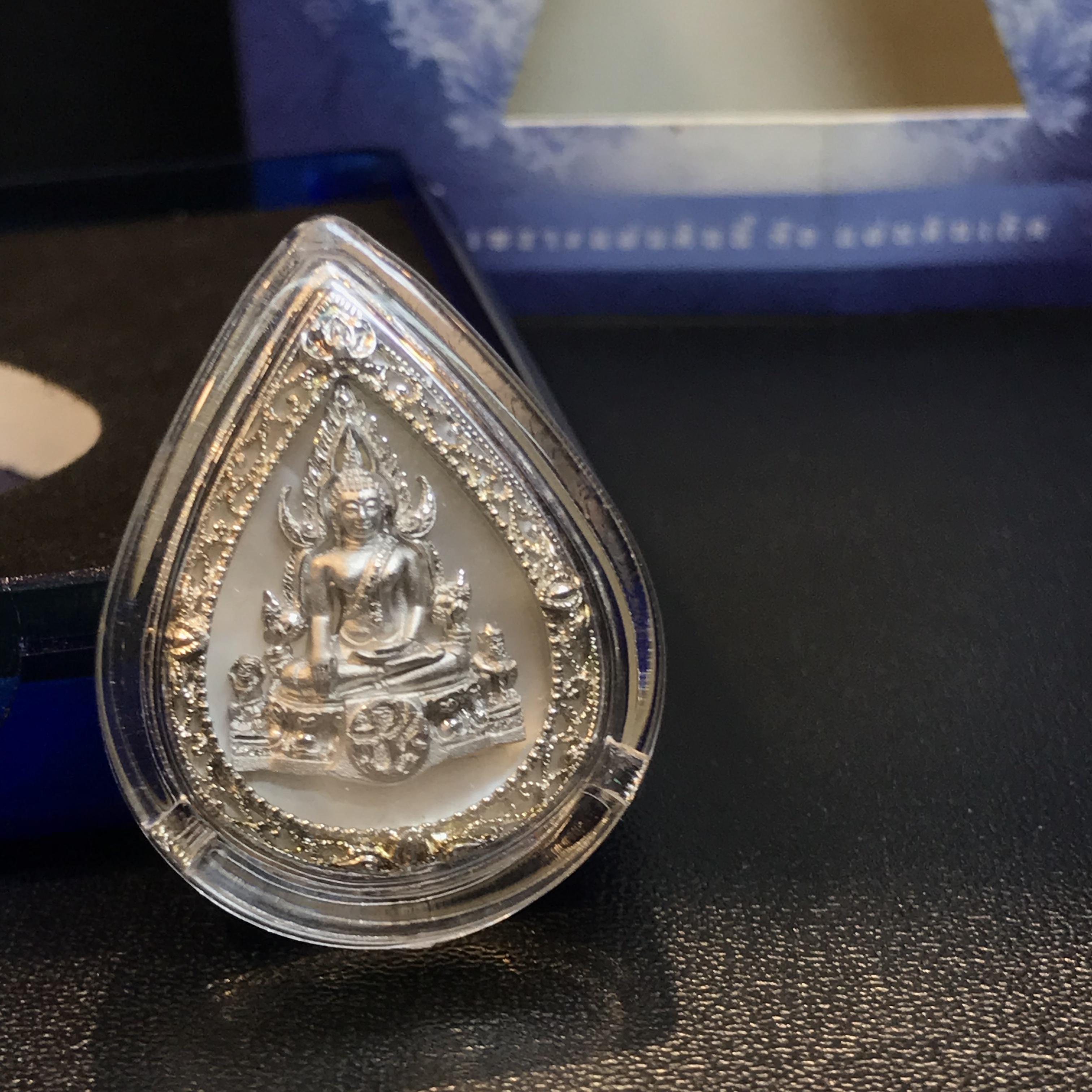 เหรียญพระพุทธชินราช ภปร. รูปหยดน้ำ โครงการ เพราะแผ่นดินนี้คือแผ่นดินเกิด เนื้อเงินชุบทองคำขาวปี2551 (ขนาด 21 x 29 มม.) (สวยงามหายาก)1ใน5000องค์