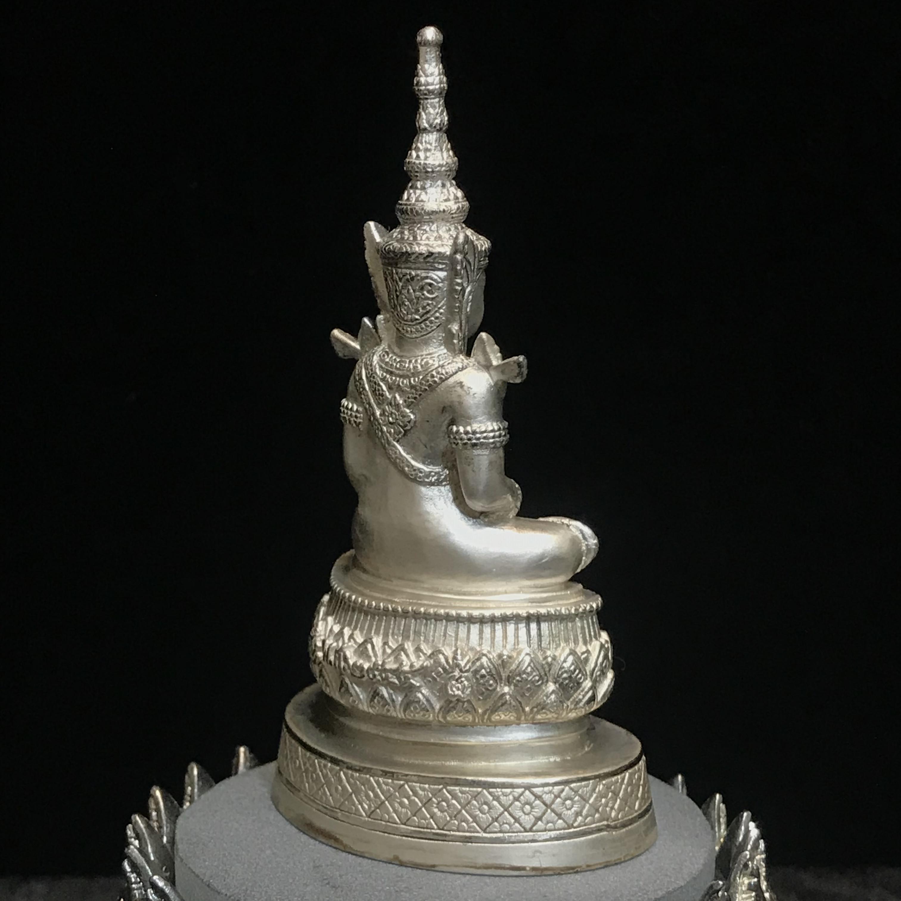 พระแก้วมรกต ภปร.(รุ่นแรก) ปี2545 รุ่นฉลองกรุงรัตนโกสินทร์ครบ 220 ปี หล่อลอยองค์ เนื้อเงิน ขนาดบูชา 50*90 มม. พร้อมฐานวางครอบแก้วเดิม(สวยงามและหายากมาก)