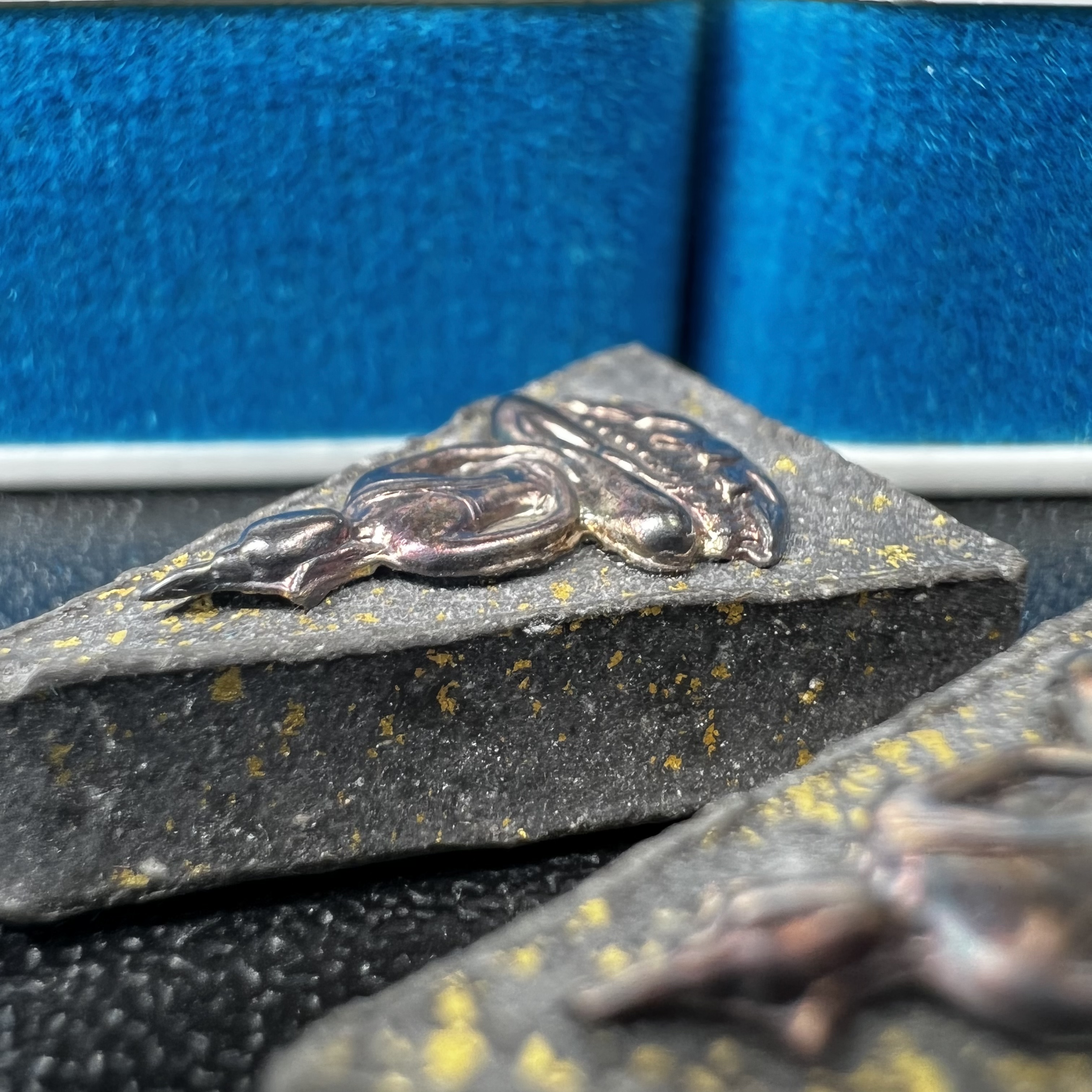 พระกำลังแผ่นดิน พระราชทาน วัดบวรนิเวศวิหาร ปี2539 พิมพ์เล็กหน้ากากเงิน (ในหลวง รัชกาลที่ 9 พระราชทานมวลสารจิตรลดา)นิยมหายาก