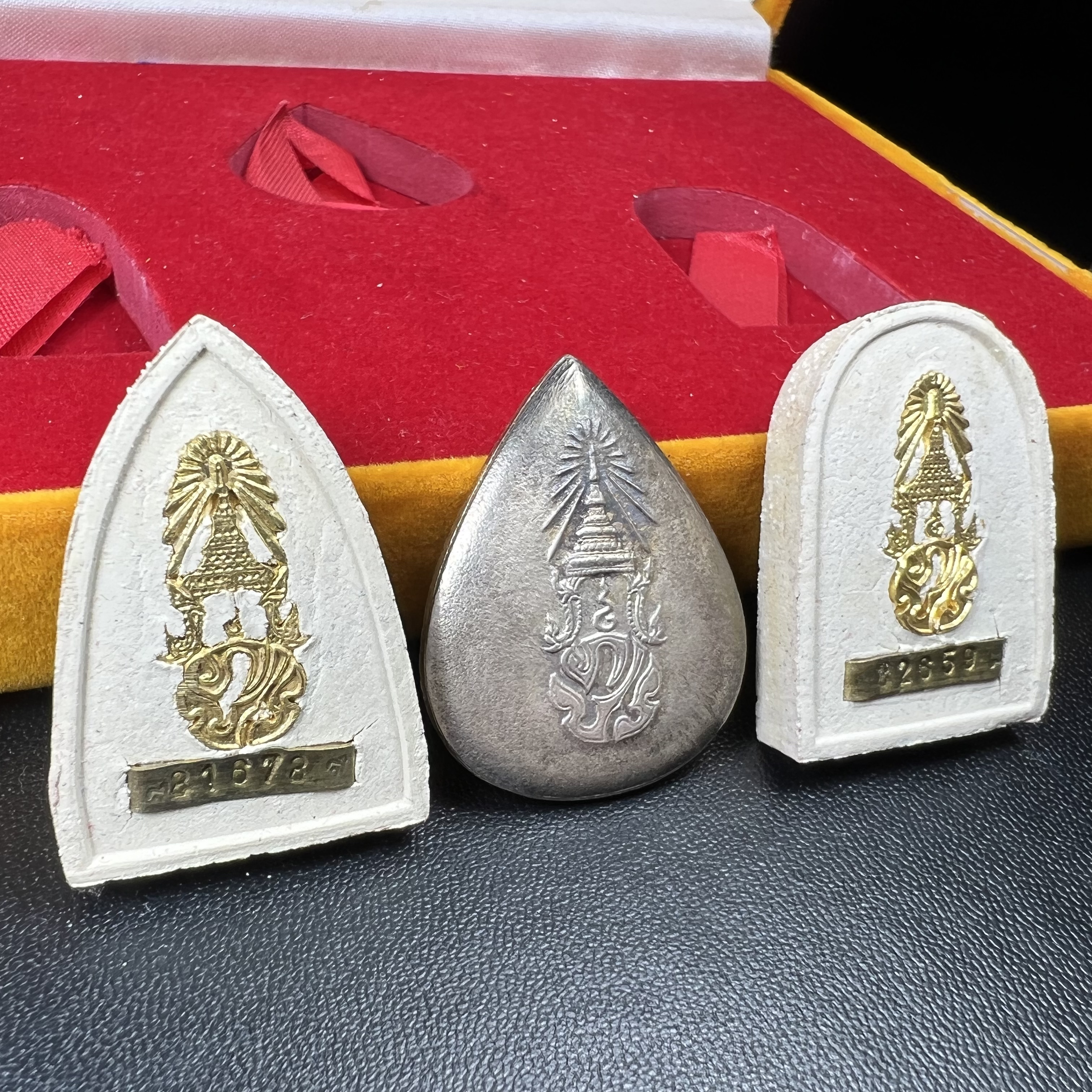 พระหลวงปู่ทวด ภปร.ปี2547 (เนื้อพิเศษกรรมการ)ทรงกลีบบัวและทรงกลีบขนุน เนื้อผงสมเด็จฯ(โรยผงตะไบ ชนวนเก่า) พร้อมเหรียญพระพุทธสิหธรรมมงคล ภปร. ทรงหยดน้ำ เนื้อเงินแท้ กล่องบรรจุเดิมครบ(1ชุด 3 องค์)(หายาก)