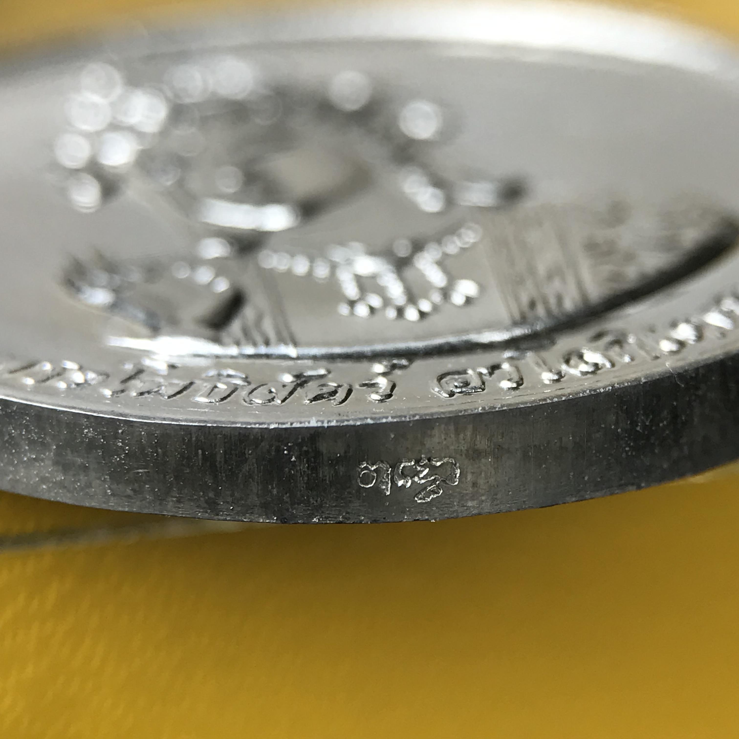 เหรียญพระโพธิสัตว์ อวโลกิเตศวร กวนอิม หลังมังกรเล่นแก้ว วัดราชบพิธสถิตมหาสีมาราม ปี 2536 เนื้อเงิน(ขัดเงาผิวกระจก) ขนาด 3 ซม. ตอกโค๊ตขอบเหรียญ ปลุกเสกพิธีใหญ่ พร้อมกล่องบรรจุเดิมครบ สภาพสวย