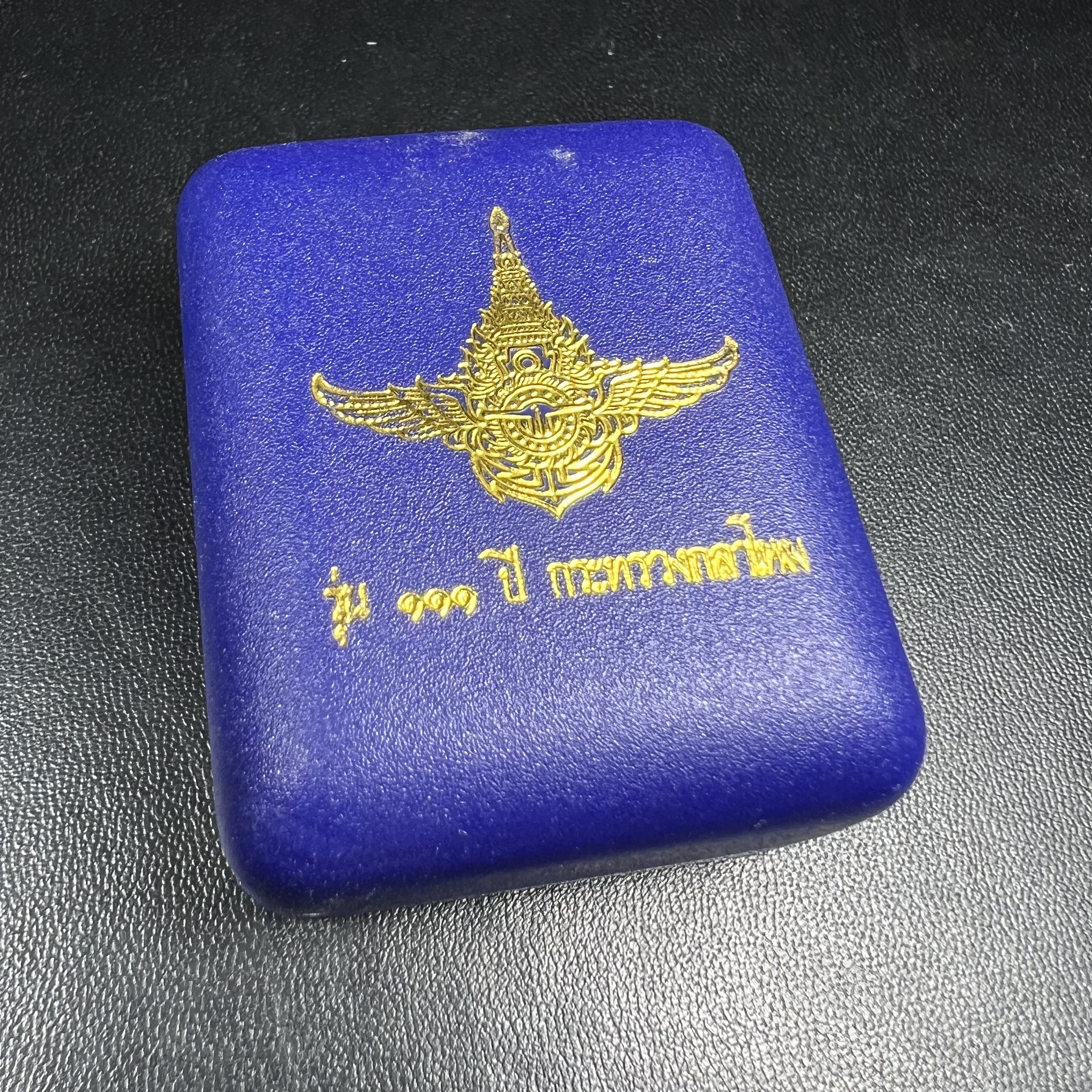 รูปเหมือนหล่อลอยองค์หลวงปู่ทวด รุ่น 111ปี กระทรวงกลาโหม เนื้อนวโลหะรมดำ-ปัดเงา ปี2540 พิธีใหญ่ เข้มขลัง นิยม พร้อมกล่องบรรจุเดิม(คัดสภาพสวยผิวเทพๆผิวรุ้งๆ)ทั้งพิธีทั้งพุทธศิลป์ทรงคุณค่าอีกหนึ่งรุ่นยอดนิยม