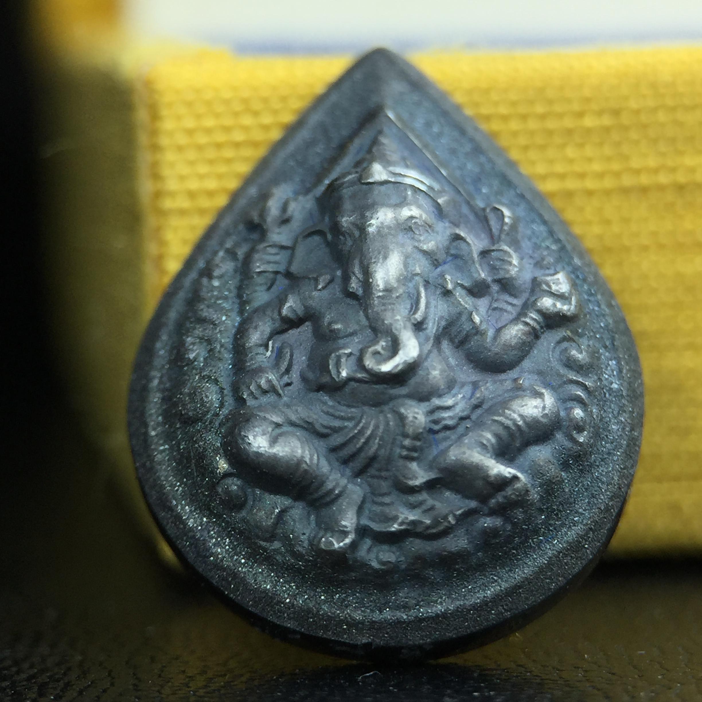 เหรียญพระพิฆเนศวร ญสส. ชุดกาญจนาภิเษกครองราชย์ 50 ปี พุทธศักราช 2538 พิมพ์เล็ก(1.9 ซม.) เนื้อเงินผิวเดิมกลับดำเข้มขลังงดงามธรรมชาติ สภาพสวยเดิมพร้อมกล่องบรรจุเดิม ตอกโค๊ดหมายเลขกำกับ(1ใน1000องค์)