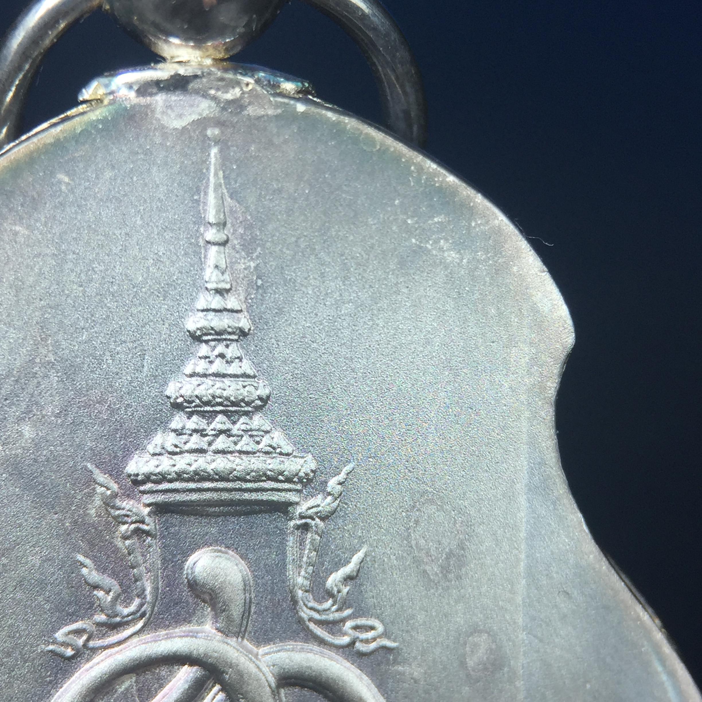 เหรียญหลวงปู่ทวด พระนามาภิไธย สก. แบบงานฉลุโบราณ(HAND MADE) ปี 2544 เนื้อเงิน(ผิวเดิมขึ้นสีรุ้งธรรมชาติสวยมาก) พิธีปลุกเสก ณ อุโบสถวัดช้างให้ และ พิธีมังคลาภิเษก ณ พระอุโบสถ วัดพระศรีรัตนศาสดาราม(วัดพระแก้ว) (1 ใน 2000 เหรียญ)พบเจอน้อยหายากมาก