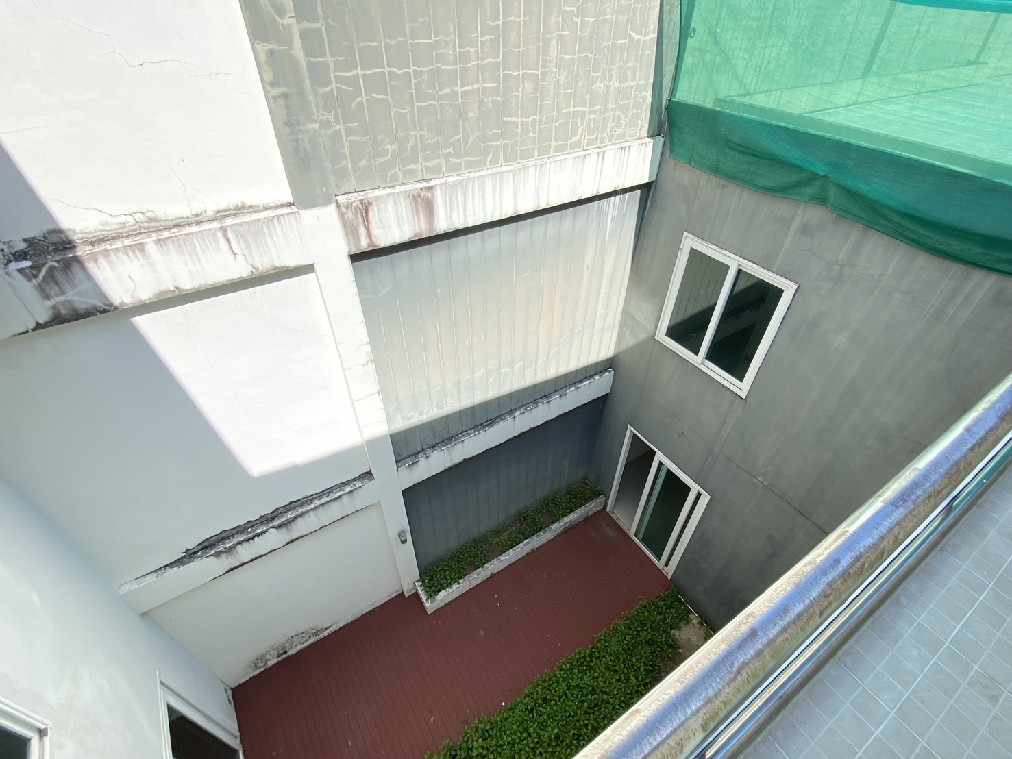 For Sales : Sea front, 2-Story commercial buildings, 3 Bedroom 6 Bathroom