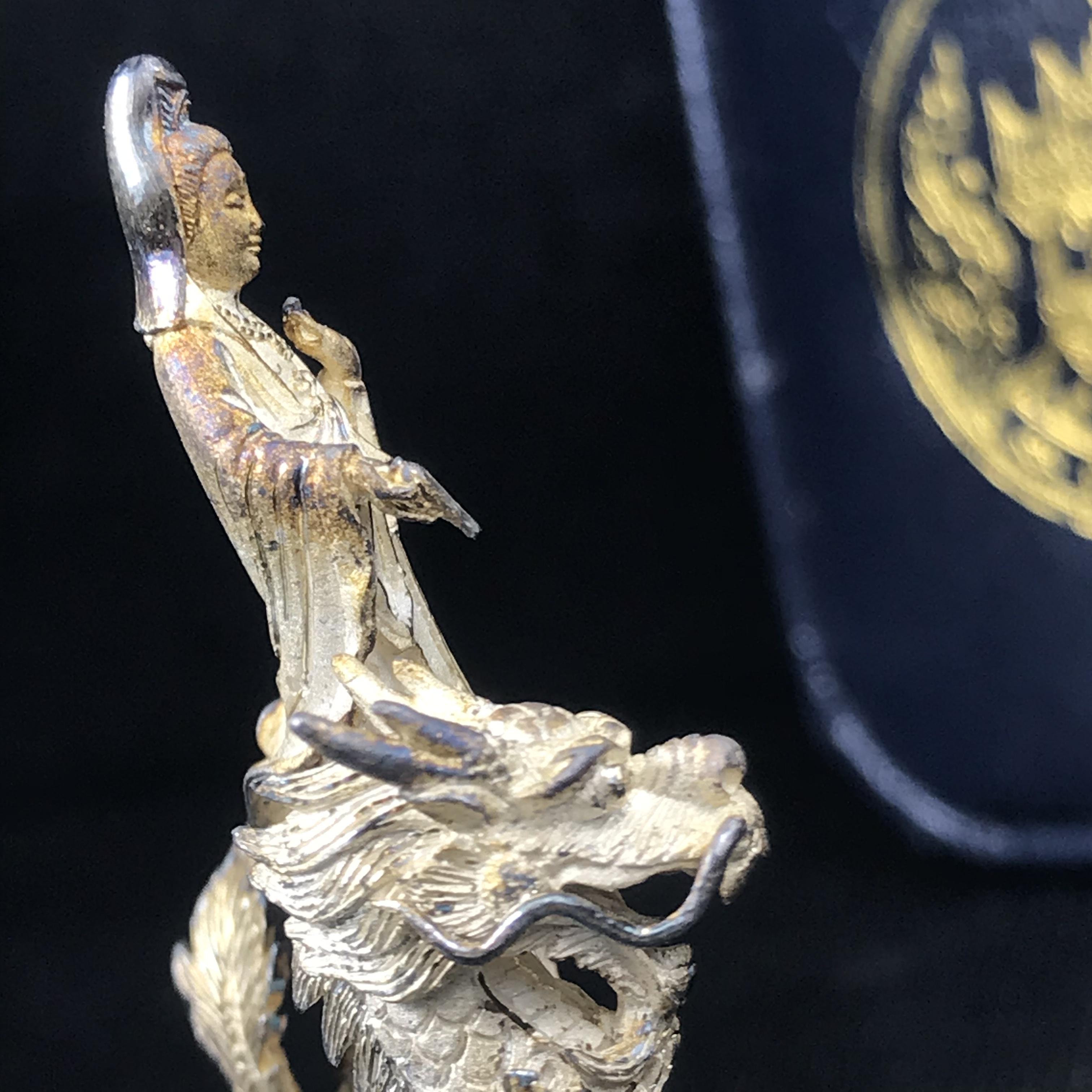 รูปหล่อลอยองค์พระโพธิสัตว์กวนอิม ทรงประทับมังกร จ.ระนอง เนื้อเงิน พิมพ์ใหญ่(สภาพผิวเดิม ขึ้นสีรุ้งธรรมชาติ แบบนิยม) เฉลิมฉลองในวโรกาสที่พระบาทสมเด็จพระเจ้าอยู่หัวทรงครองสิริราชสมบัติครบ 50 ปี จ.ระนอง พ.ศ.2539