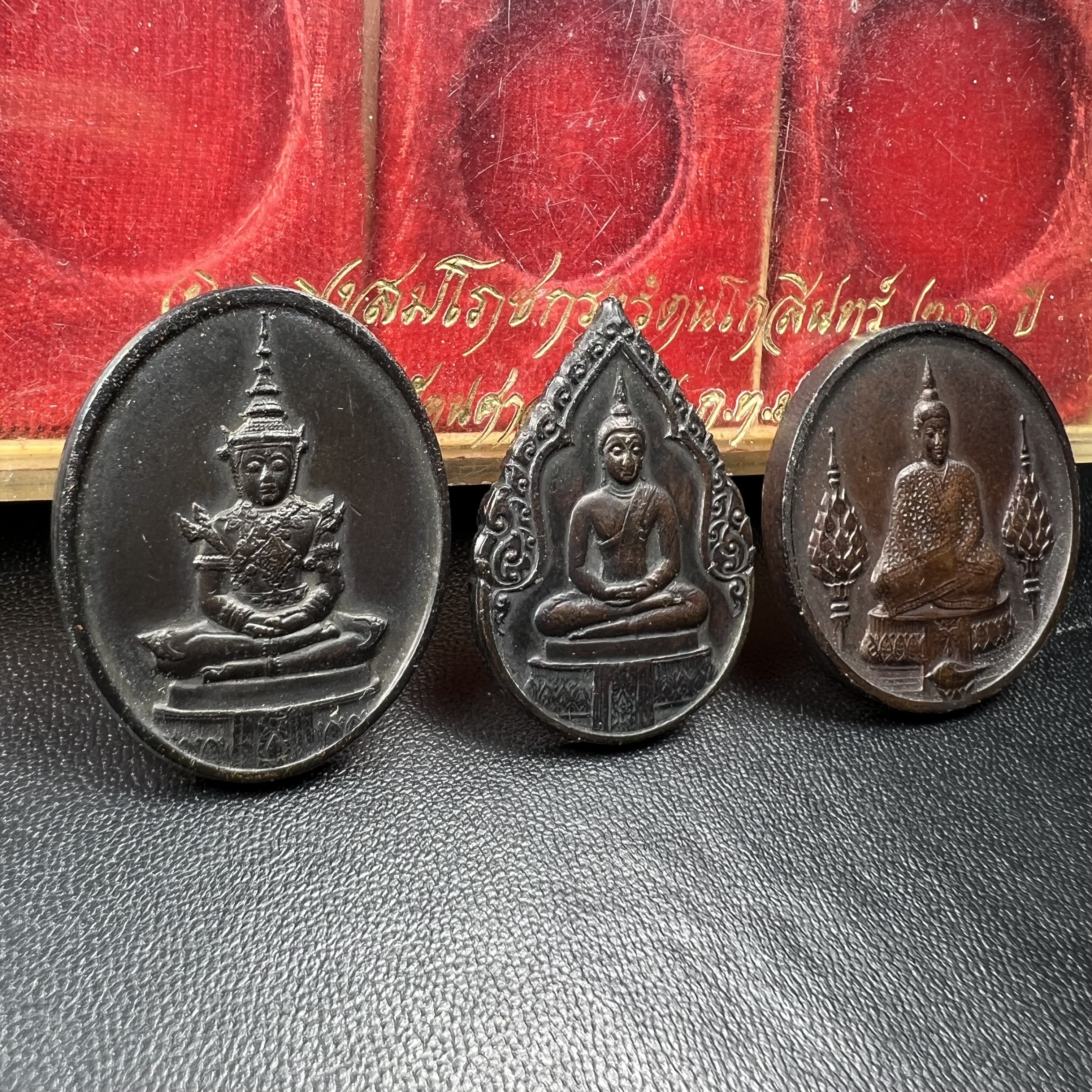 เหรียญพระแก้วมรกตหลัง ภปร. ฉลองกรุงรัตนโกสินทร์ครบ 200 ปี พ.ศ.2525 เนื้อทองแดงกล่องบรรจุเดิมครบ3พิมพ์(บล็อกพระราชศรัธา)(ในหลวงรัชกาลที่9 เสด็จในพิธี)พระคู่บ้านคู่เมือง...พระดี...พิธีใหญ่