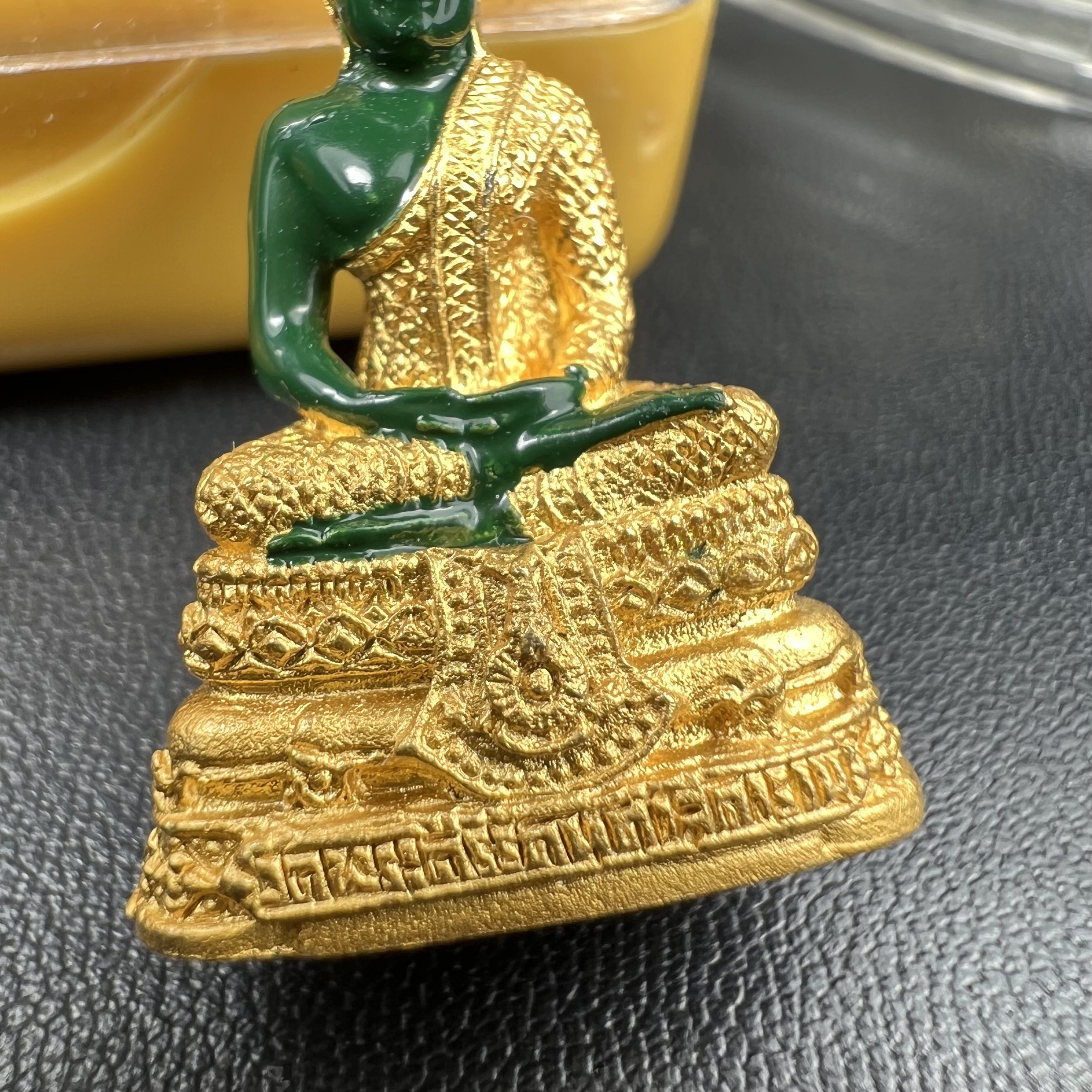 พระพุทธมหามณีรัตนปฏิมากร(พระแก้วมรกต) วัดพระศรีรัตนศาสดาราม สำนักพระราชวัง จัดสร้าง ฤดูฝน(บรรจุมวลสารใต้ฐาน)