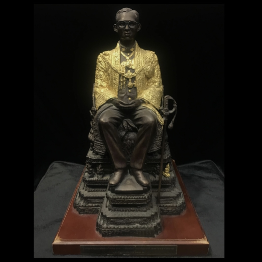 พระบรมรูปพระบาทสมเด็จพระเจ้าอยู่หัวรัชกาลที่9(นั่งบัลลังก์) กระทรวงมหาดไทยจัดสร้าง ปี2539