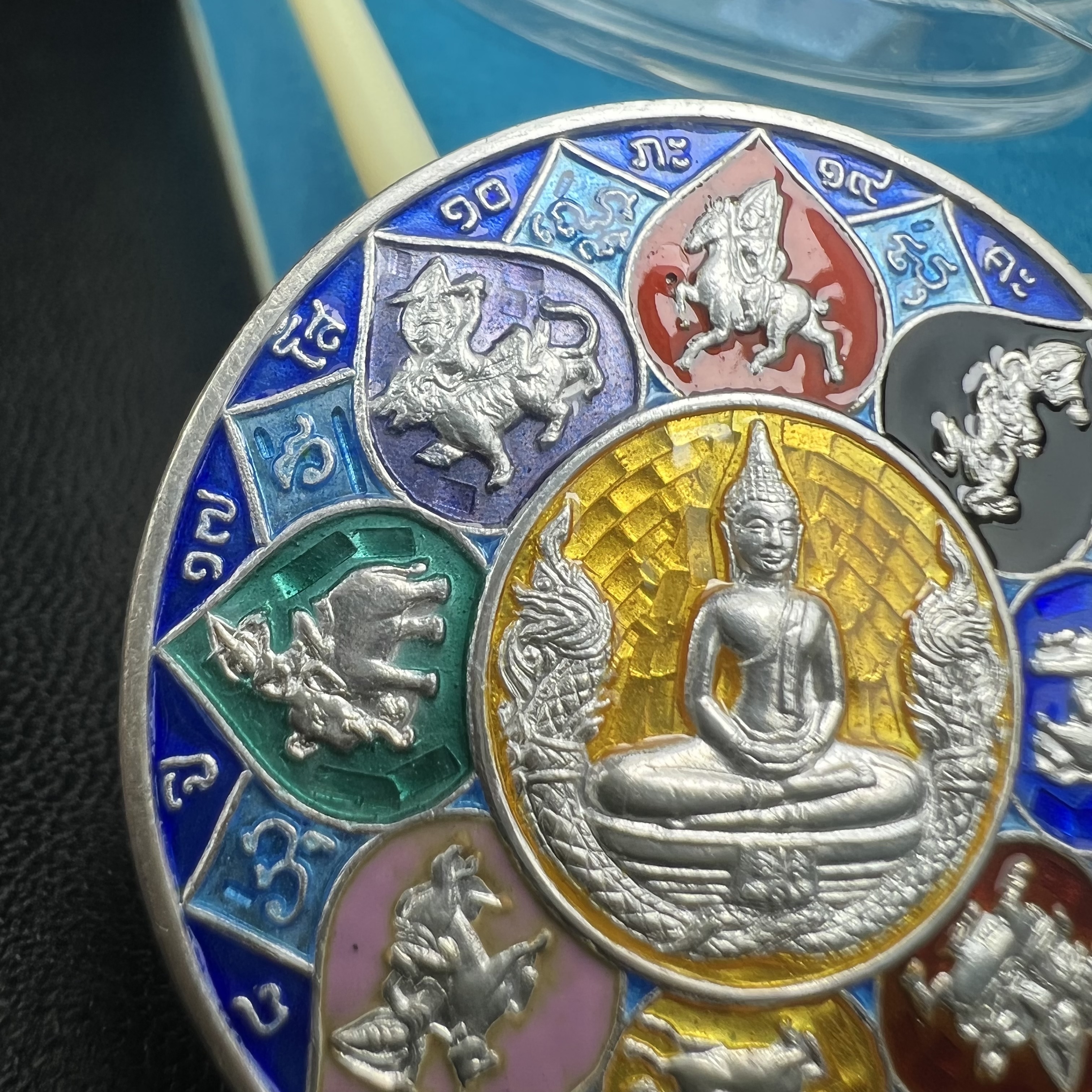 เหรียญหลวงพ่อโสธร รุ่นดวงชะตาคู่ชีวิต พิธีมหาจักรพรรดิตราธิราชครั้งยิ่งใหญ่ พิธีสวดนพเคราะห์เพื่อความเป็นสิริมงคล ปี 2547 ณ พระอุโบสถวัดโสธรวรารามวรวิหาร จ.ฉะเชิงเทรา เนื้อเงินลงยาราชาวดี ขนาด 3.2 ซม.พร้อมกล่องบรรจุเดิมสภาพสวยครบสมบูรณ์